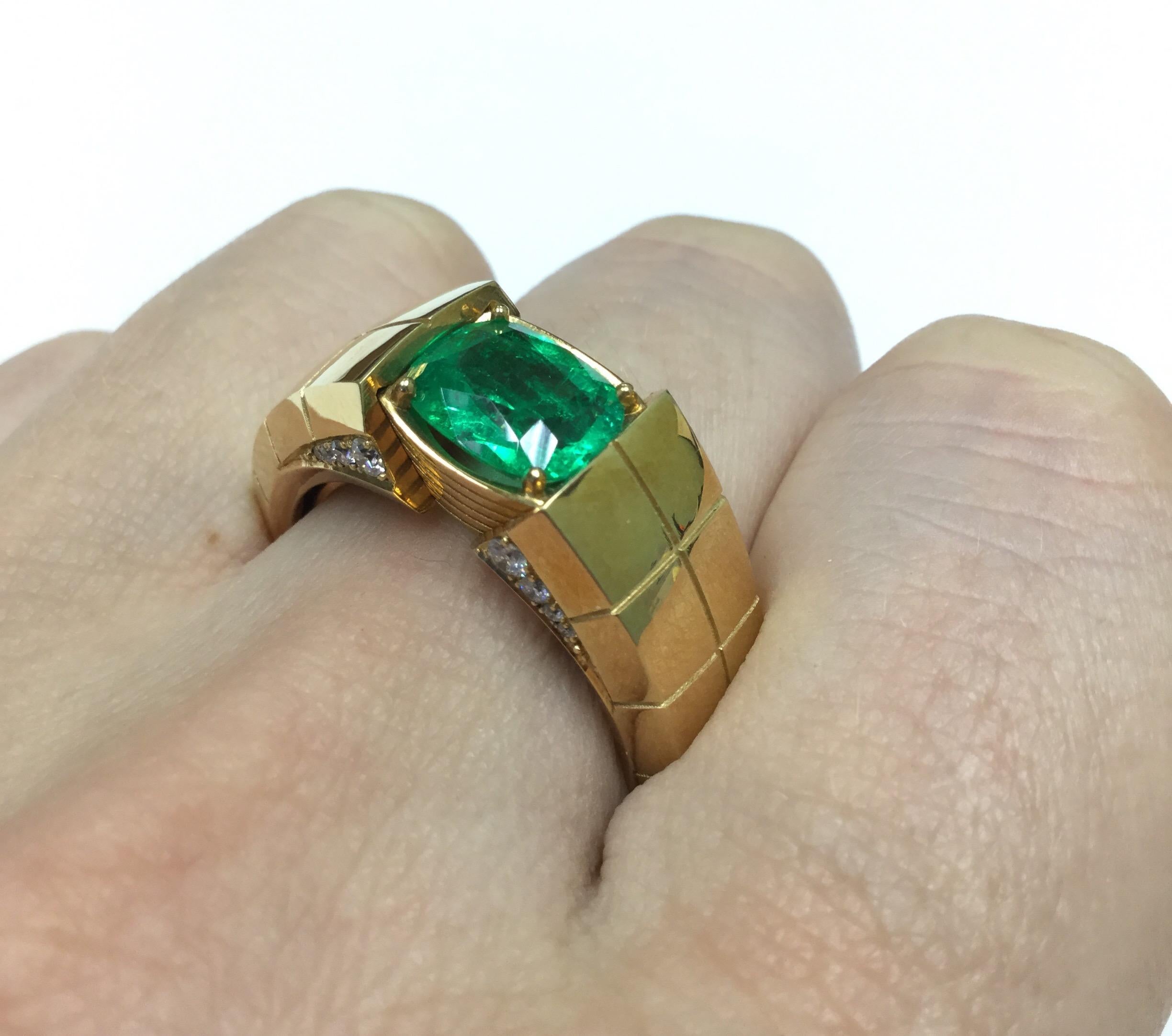 Contemporary AIGS Certified 1.95 Carat Cushion Cut Emerald 18 Karat Yellow Gold Male Ring For Sale