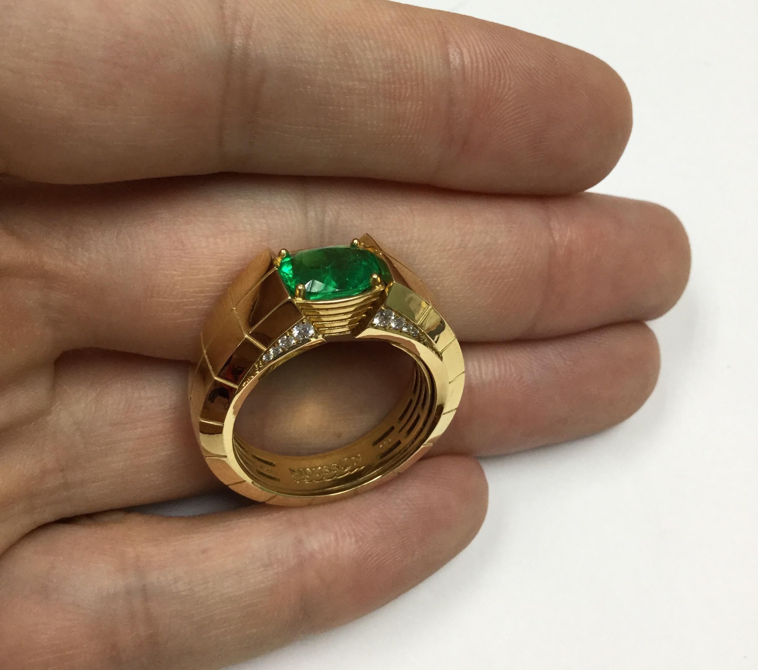 AIGS Certified 1.95 Carat Cushion Cut Emerald 18 Karat Yellow Gold Male Ring In New Condition For Sale In Bangkok, TH