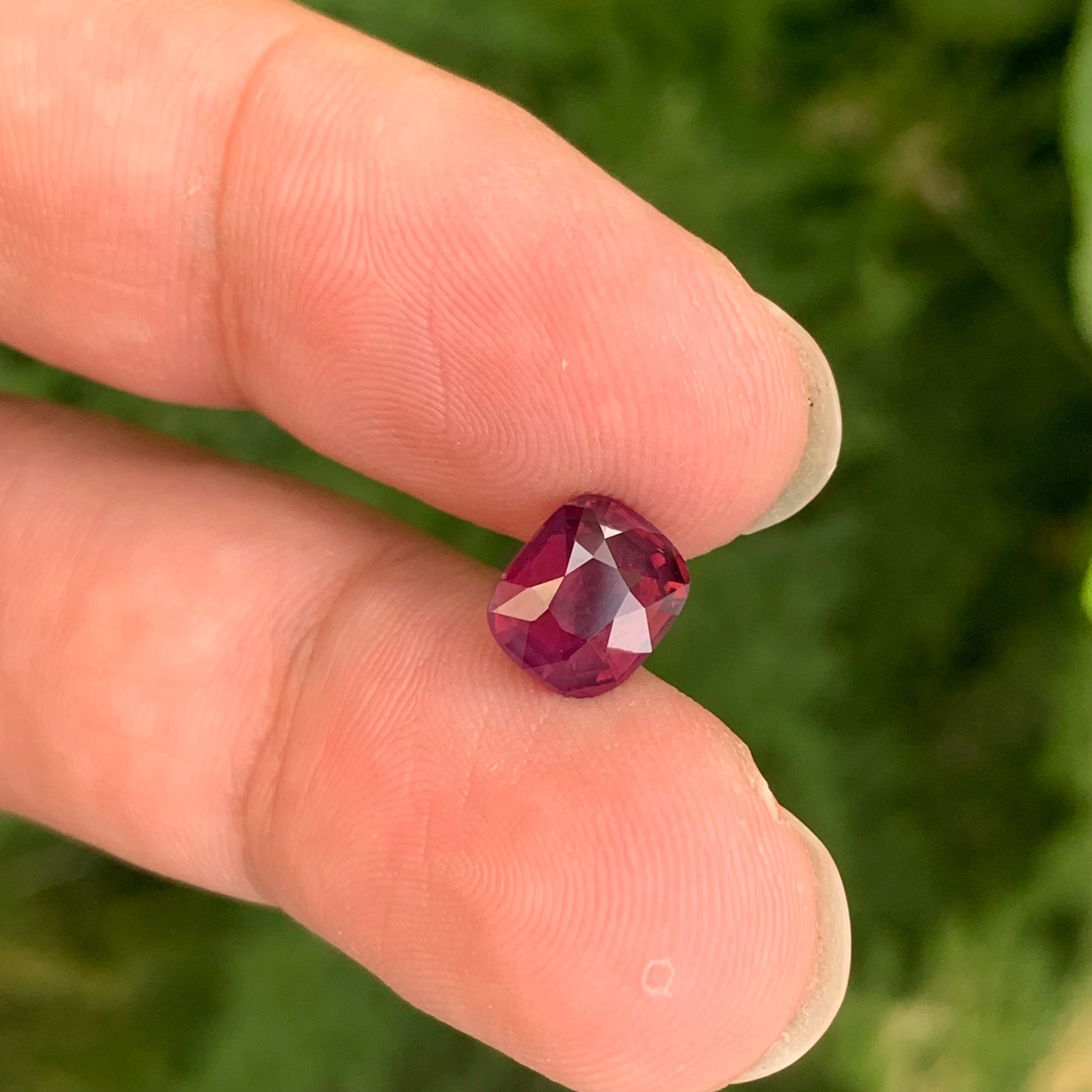 Pierre précieuse en forme de coussin en spinelle rouge naturelle non sertie de 1,98 carat certifiée AIGS en vente 5