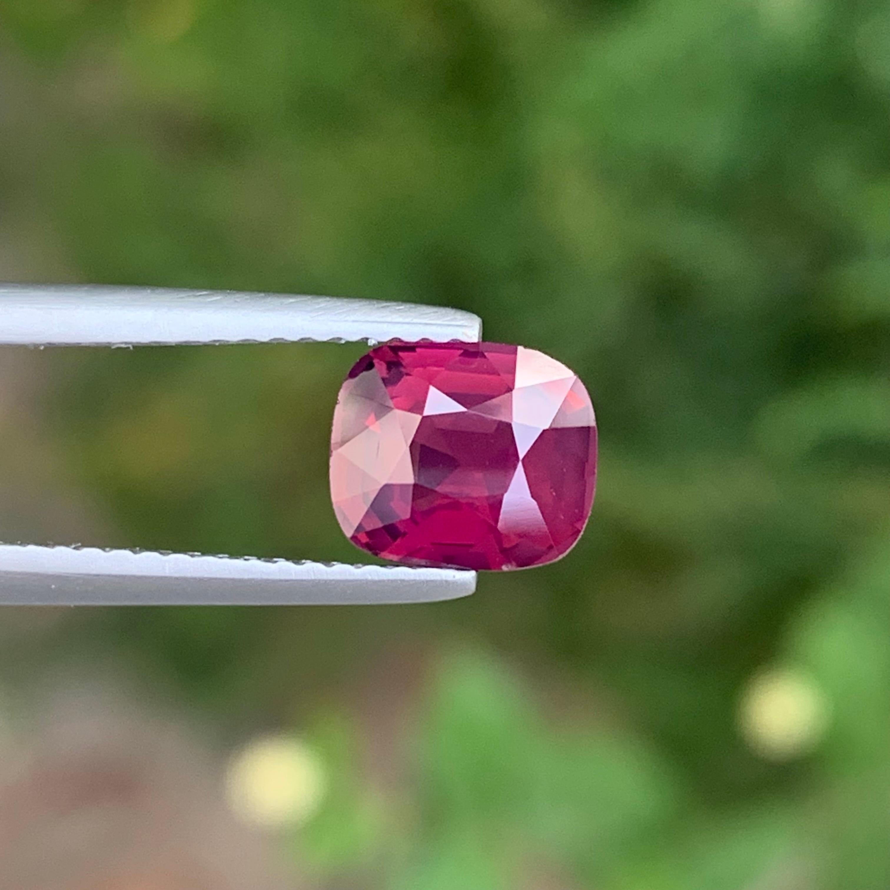 Pierre précieuse en forme de coussin en spinelle rouge naturelle non sertie de 1,98 carat certifiée AIGS en vente 7