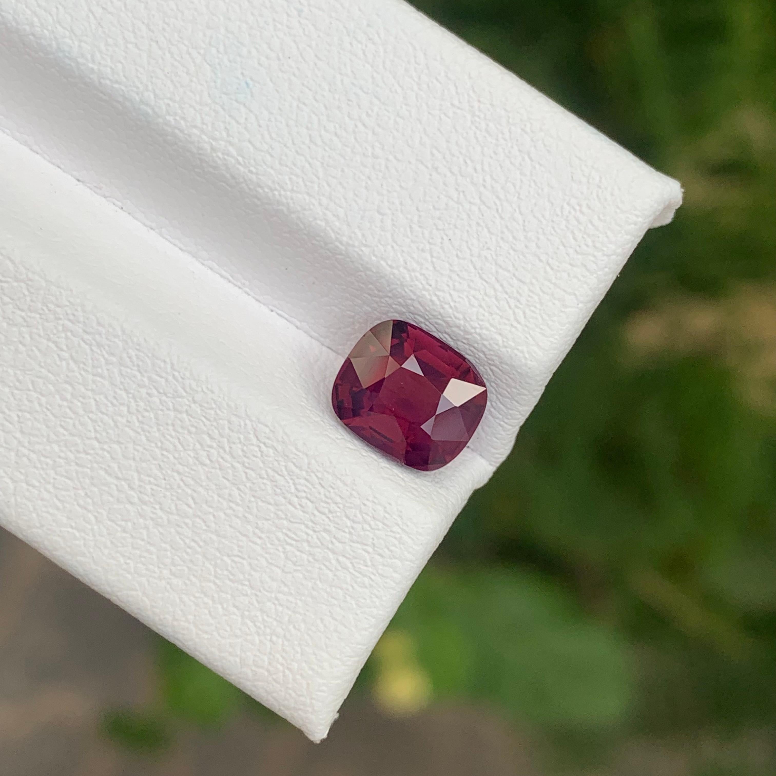 Pierre précieuse en forme de coussin en spinelle rouge naturelle non sertie de 1,98 carat certifiée AIGS en vente 9