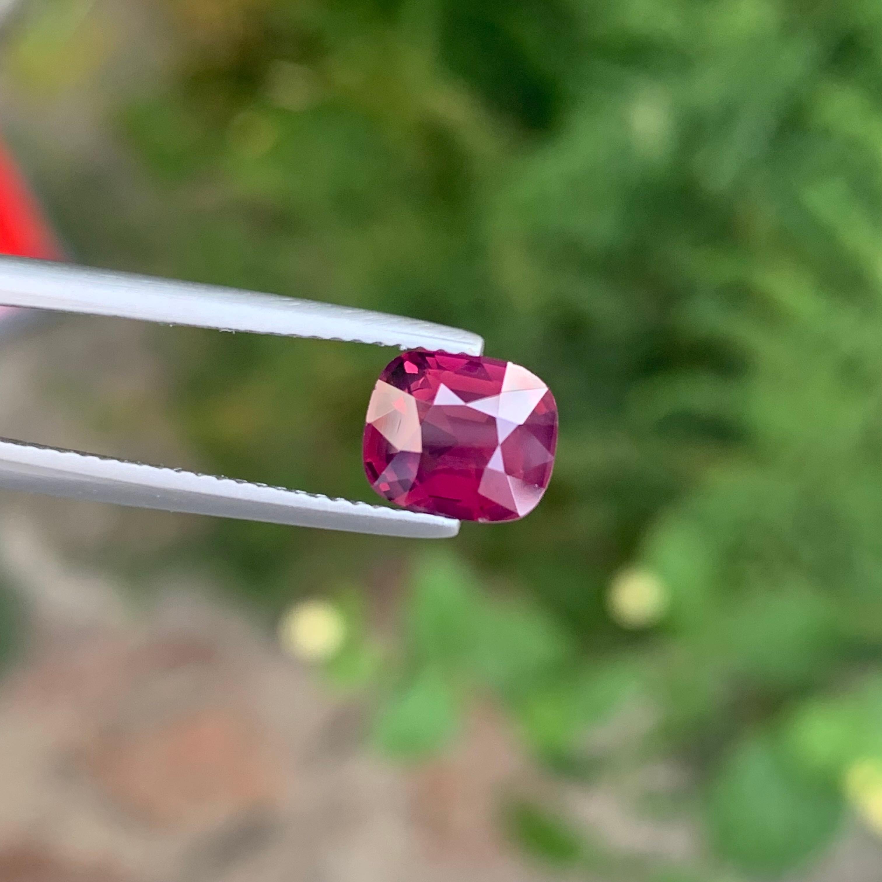 Spinelle rouge à facettes

Poids : 1,98 carat
Dimension : 7,7 x 6,5 x 4,6 mm
Couleur : Rouge 
Traitement : Non
Forme : Coussin
Certificat : Disponible

La Brilliante est une pierre précieuse captivante appréciée pour ses couleurs brillantes et sa