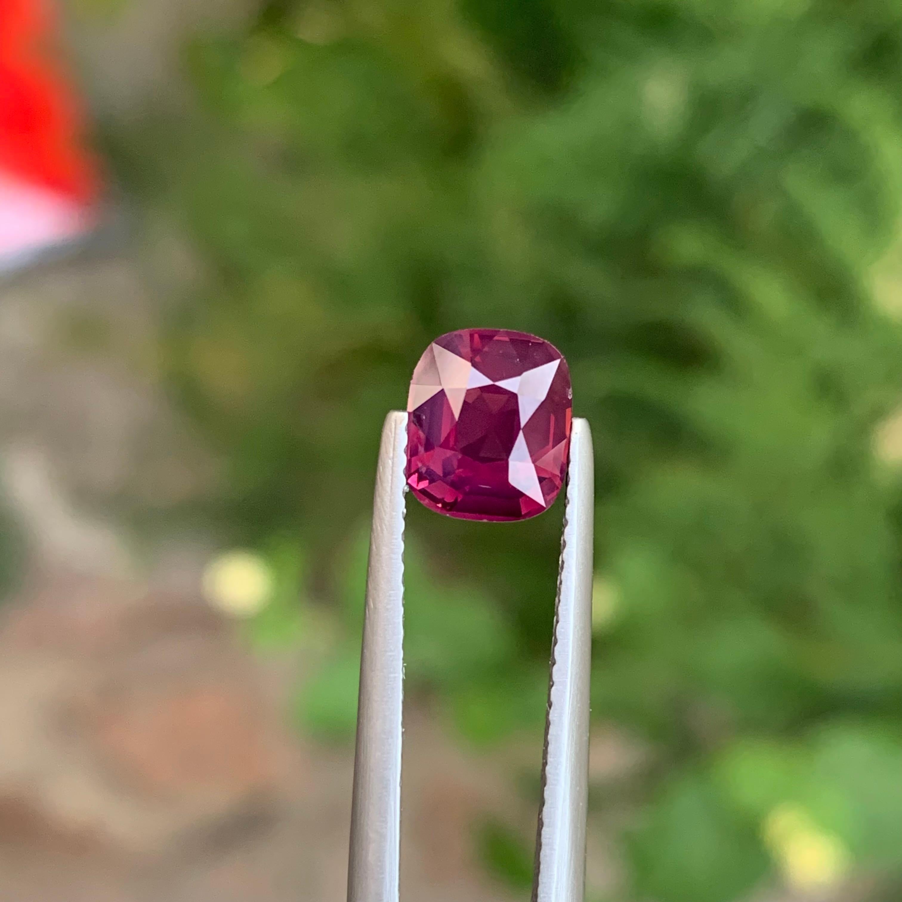 Pierre précieuse en forme de coussin en spinelle rouge naturelle non sertie de 1,98 carat certifiée AIGS Neuf - En vente à Peshawar, PK