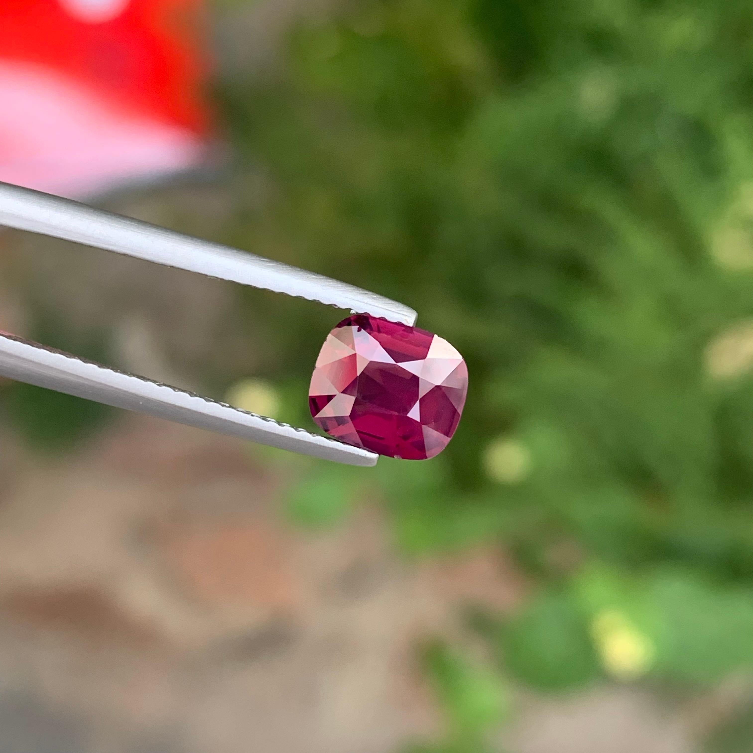 Pierre précieuse en forme de coussin en spinelle rouge naturelle non sertie de 1,98 carat certifiée AIGS Unisexe en vente
