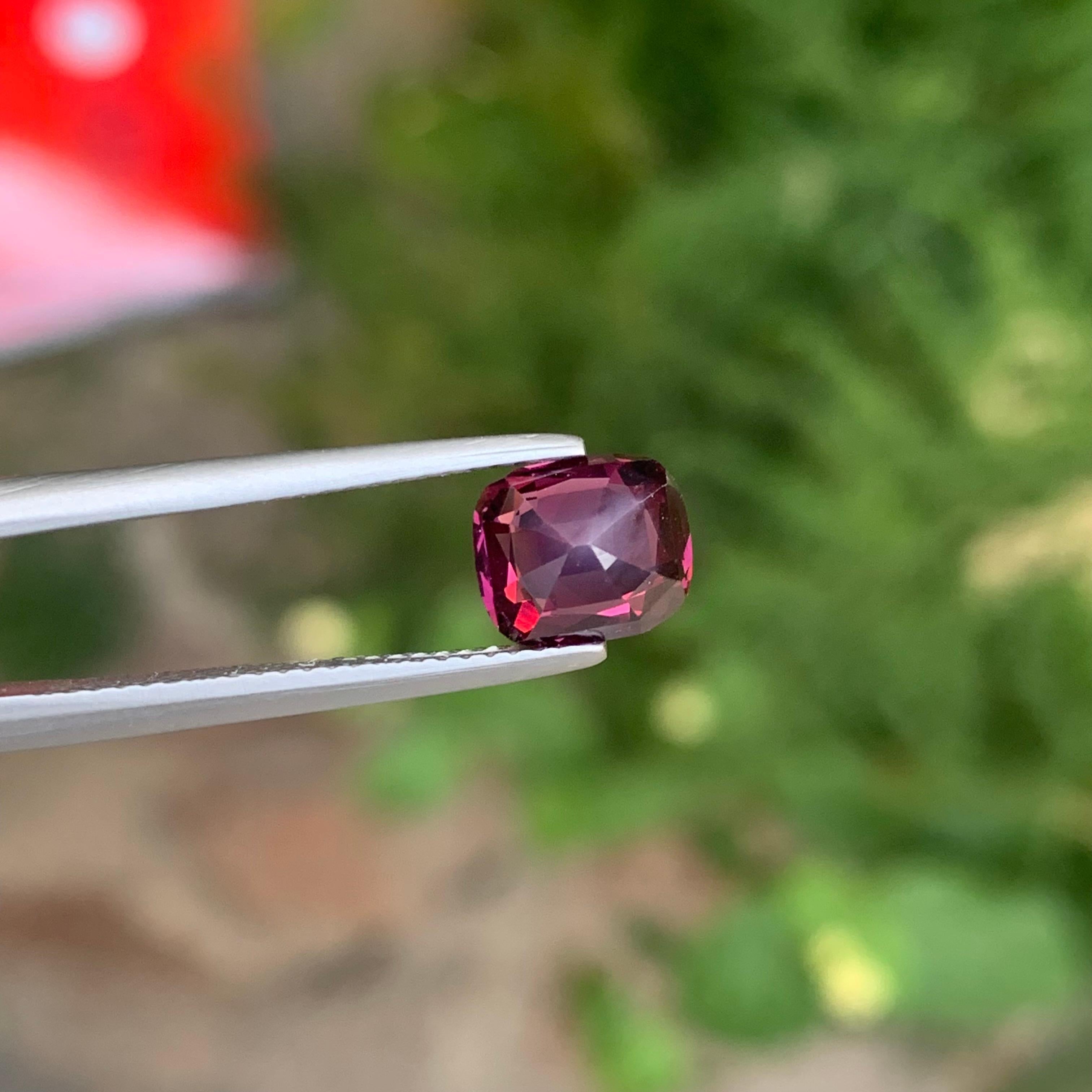 Pierre précieuse en forme de coussin en spinelle rouge naturelle non sertie de 1,98 carat certifiée AIGS en vente 1