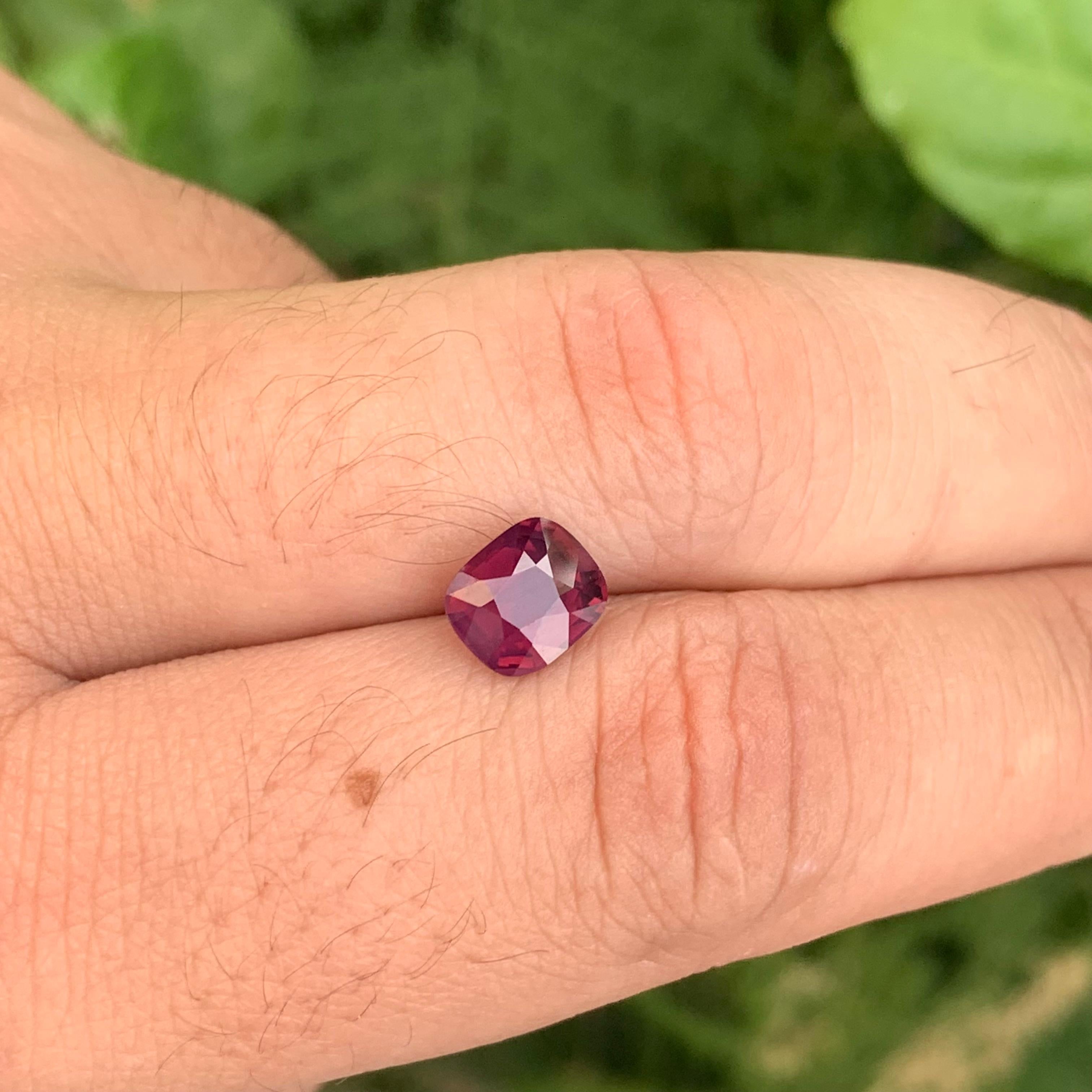 Pierre précieuse en forme de coussin en spinelle rouge naturelle non sertie de 1,98 carat certifiée AIGS en vente 3
