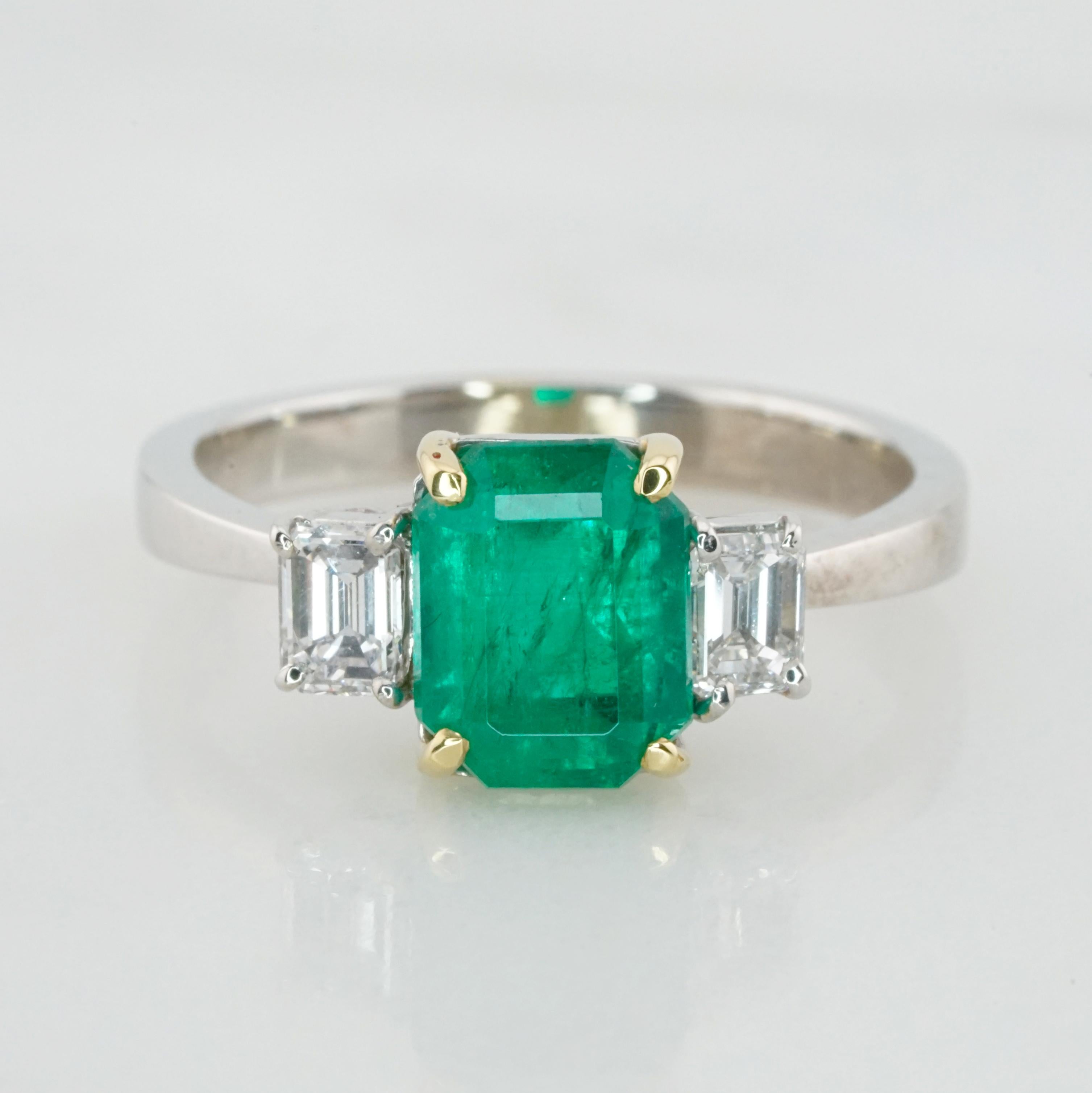 Plongez dans la splendeur de cette création Sanpietro d'Antinori, ornée d'une émeraude colombienne certifiée de 2,12 carats, resplendissante dans sa gloire vert vif. Provenant des paysages verdoyants et luxuriants de la Colombie, l'émeraude présente