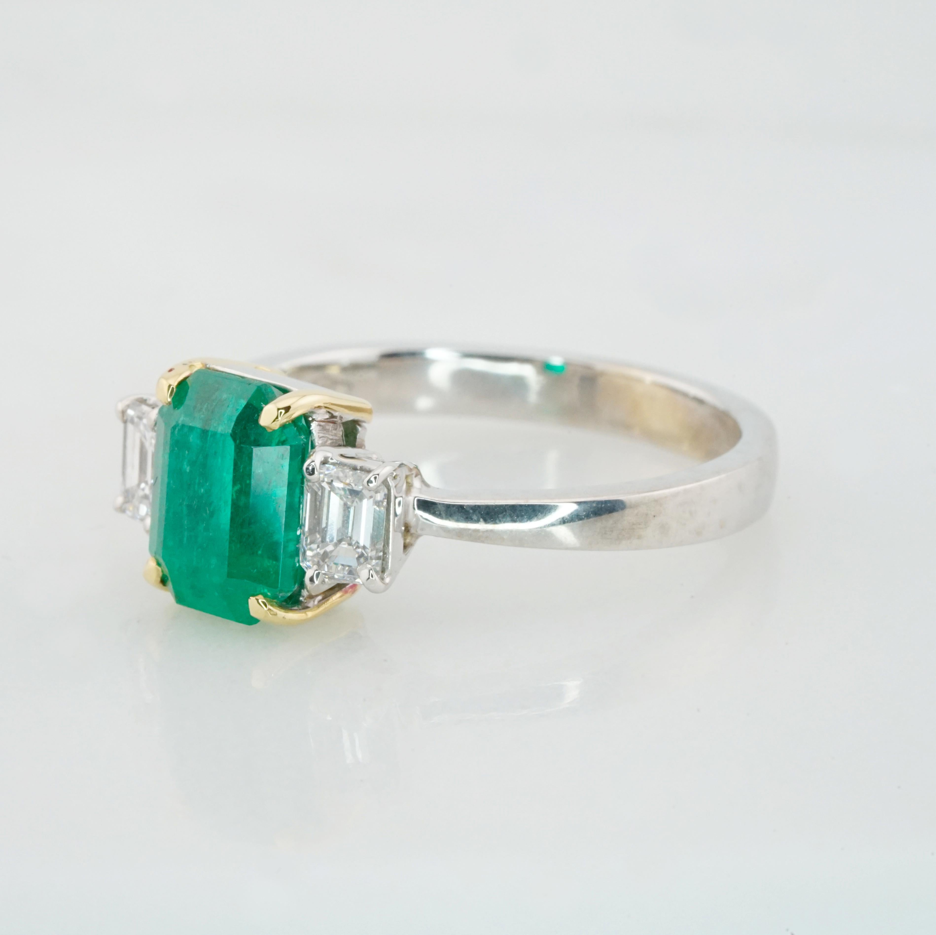 Contemporary AIGS Certified 2.12 Carat Vivid Green Colombian Emerald 18K White Gold Ring For Sale