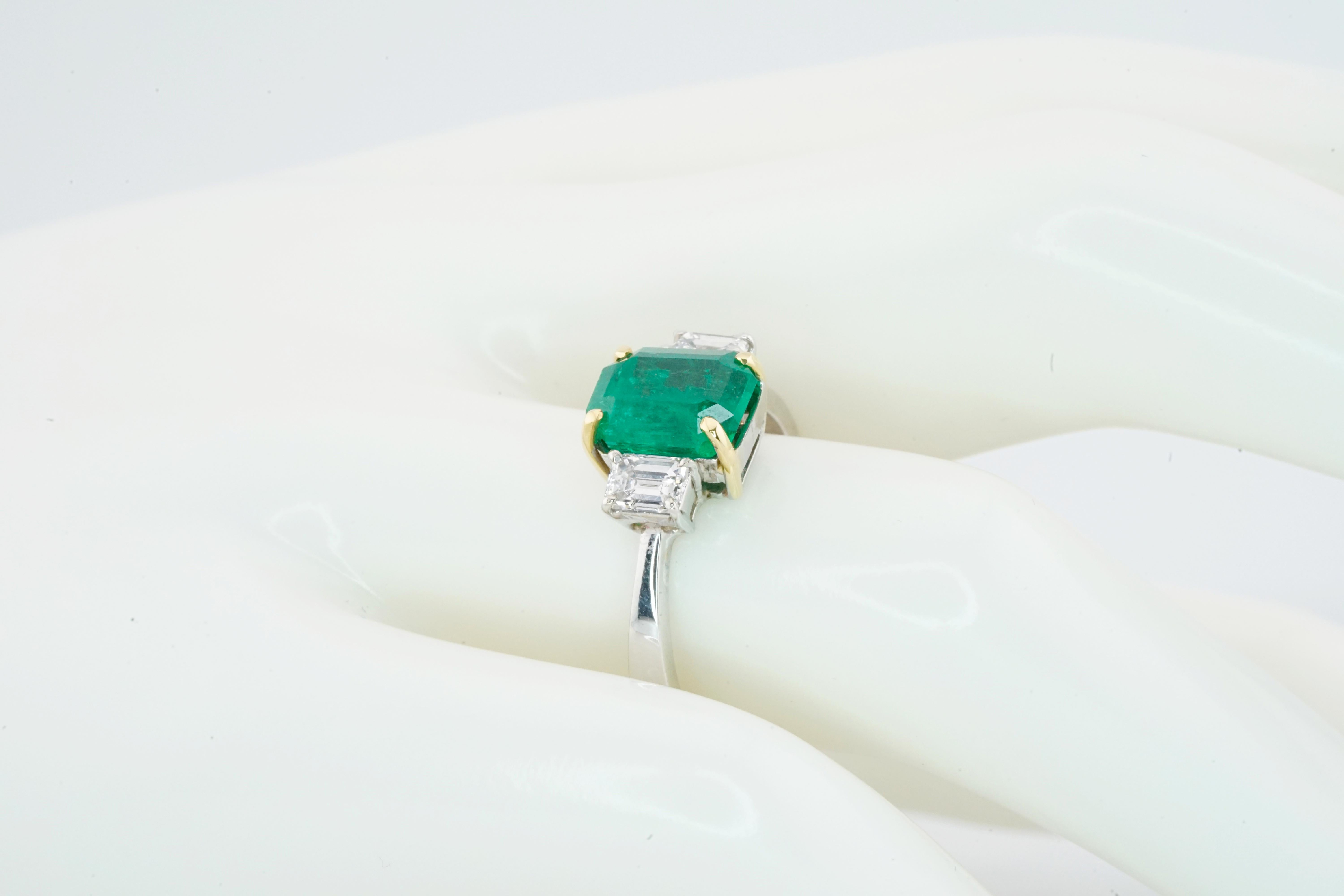 AIGS Certified 2.12 Carat Vivid Green Colombian Emerald 18K White Gold Ring (bague en or blanc 18K) Neuf - En vente à Rome, IT