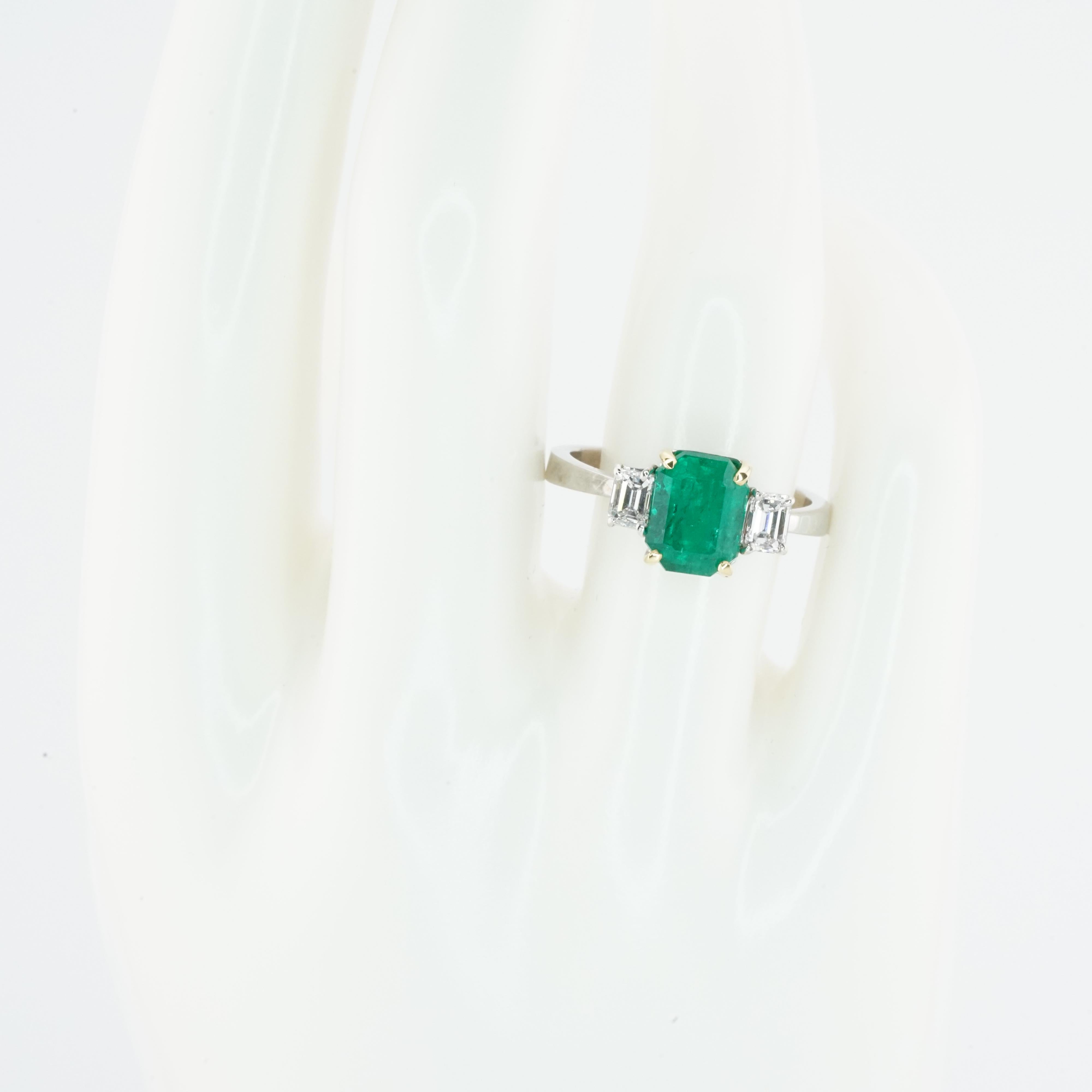 Women's or Men's AIGS Certified 2.12 Carat Vivid Green Colombian Emerald 18K White Gold Ring For Sale