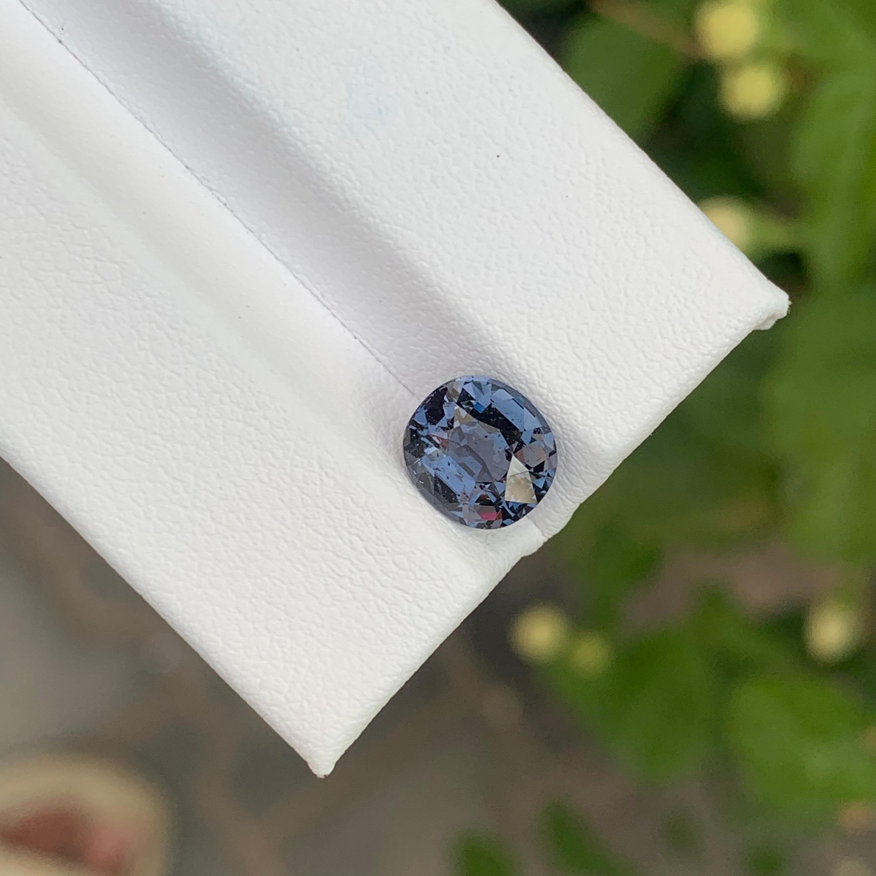 Spinelle violette facettée

Poids : 2,22 carats
Dimension : 7,9 x 7,3 x 5,0 mm
Couleur : Violet 
Traitement : Non
Forme : Coussin
Certificat : Disponible 

La Brilliante est une pierre précieuse captivante appréciée pour ses couleurs brillantes et