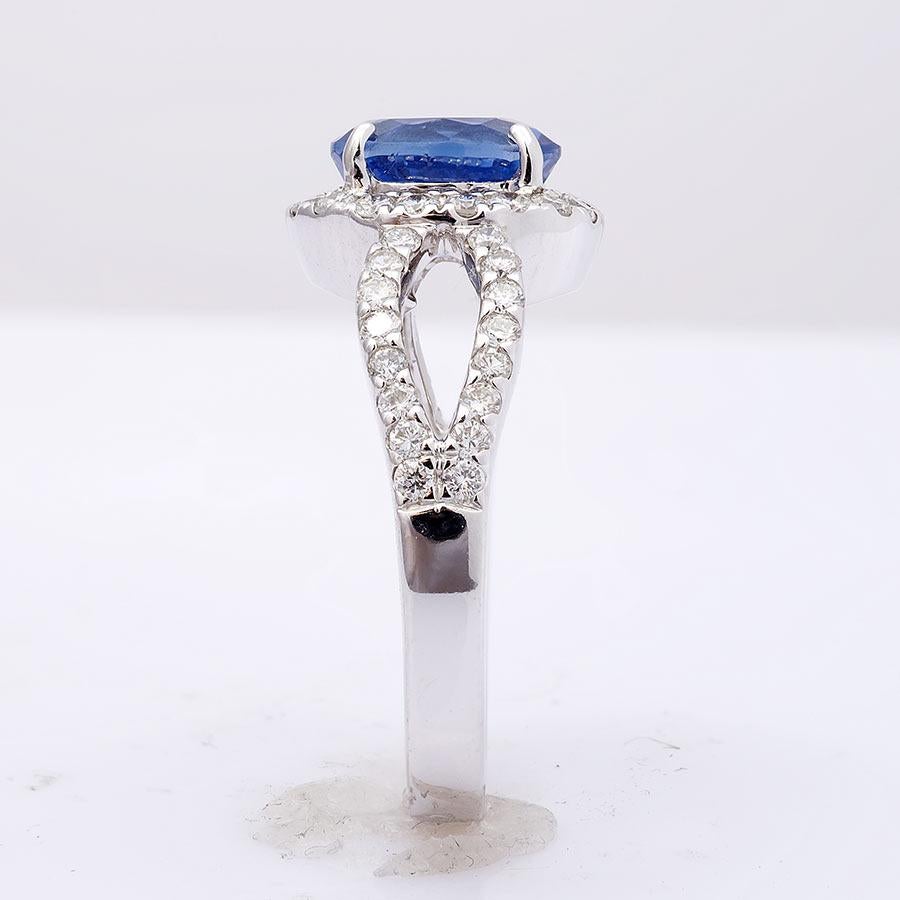 AIGS Certified 2.27 Carats Blue Sapphire Diamonds set in 14K White Gold Ring In New Condition In Los Angeles, CA