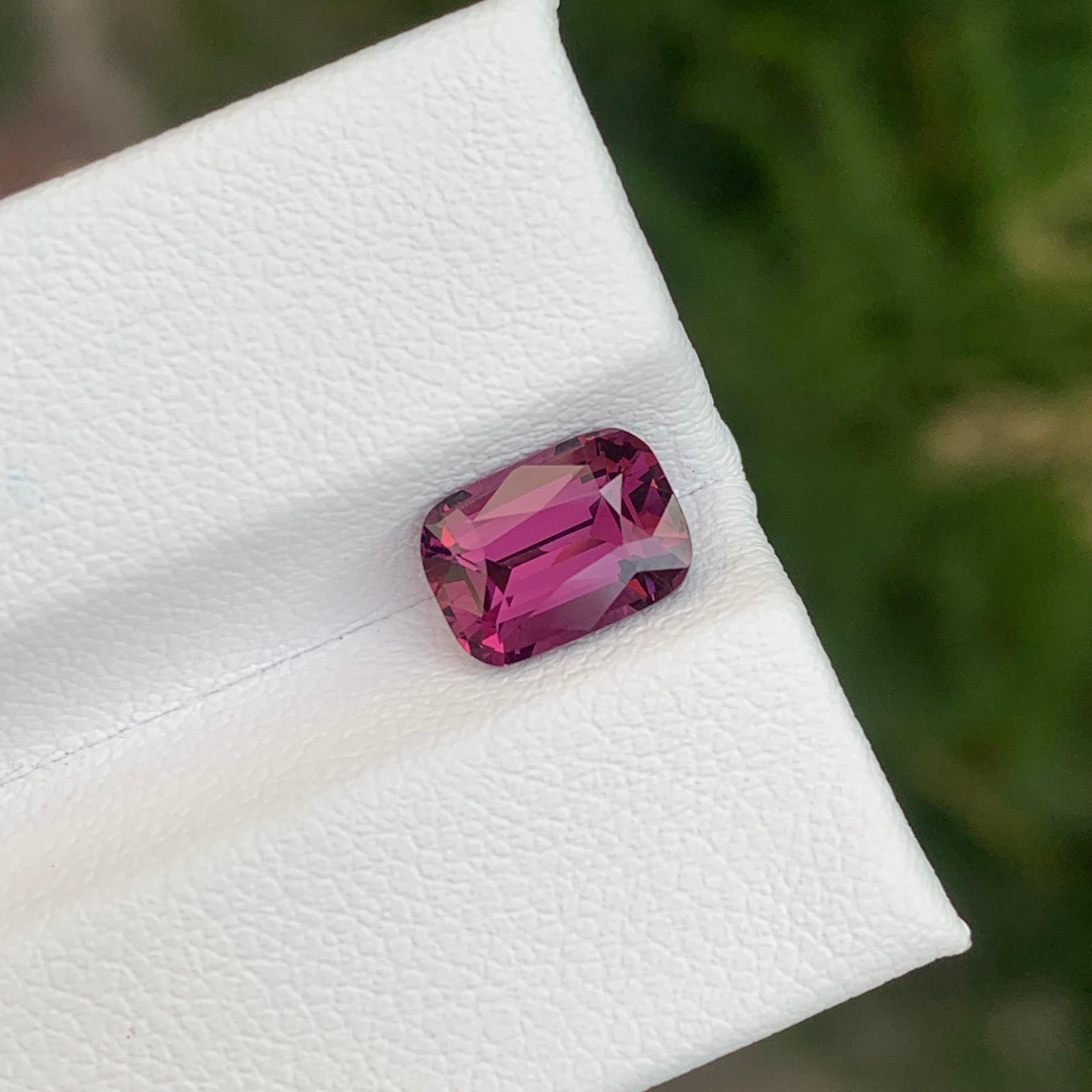 AIGS-zertifizierter 2,30 Karat natürlicher loser Vivid Pink Spinell aus Tansania (Kissenschliff) im Angebot