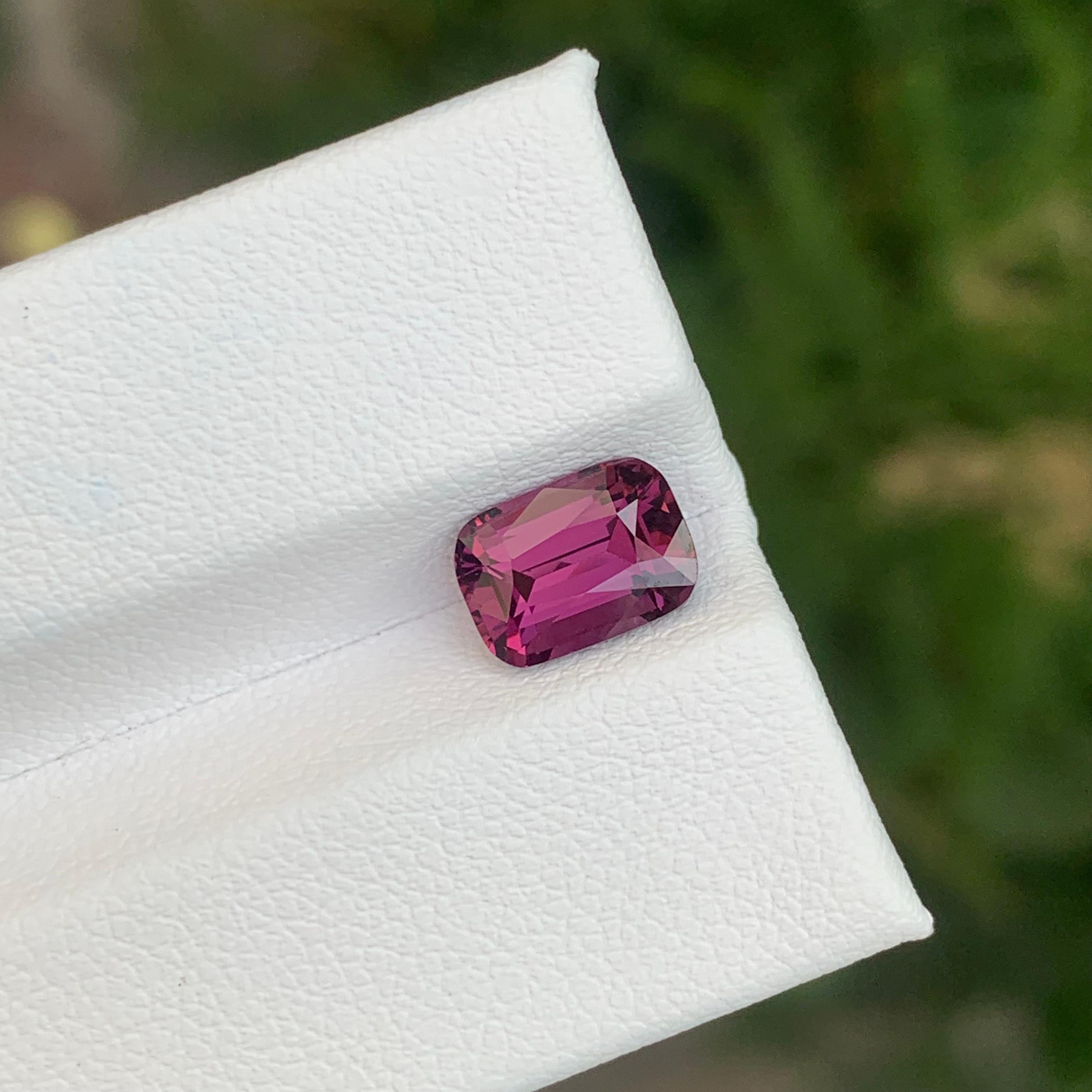 AIGS-zertifizierter 2,30 Karat natürlicher loser Vivid Pink Spinell aus Tansania im Zustand „Neu“ im Angebot in Peshawar, PK