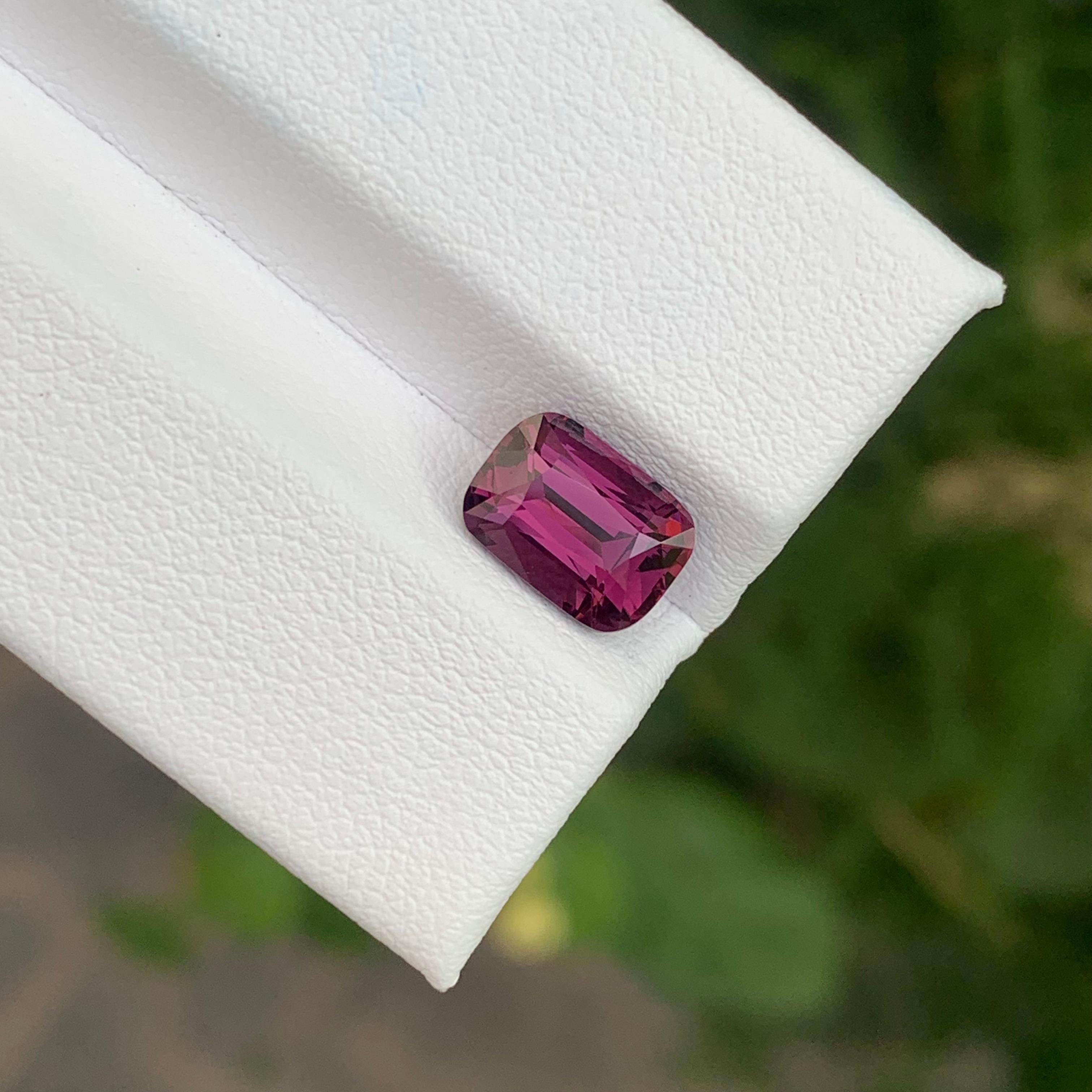 AIGS-zertifizierter 2,30 Karat natürlicher loser Vivid Pink Spinell aus Tansania für Damen oder Herren im Angebot