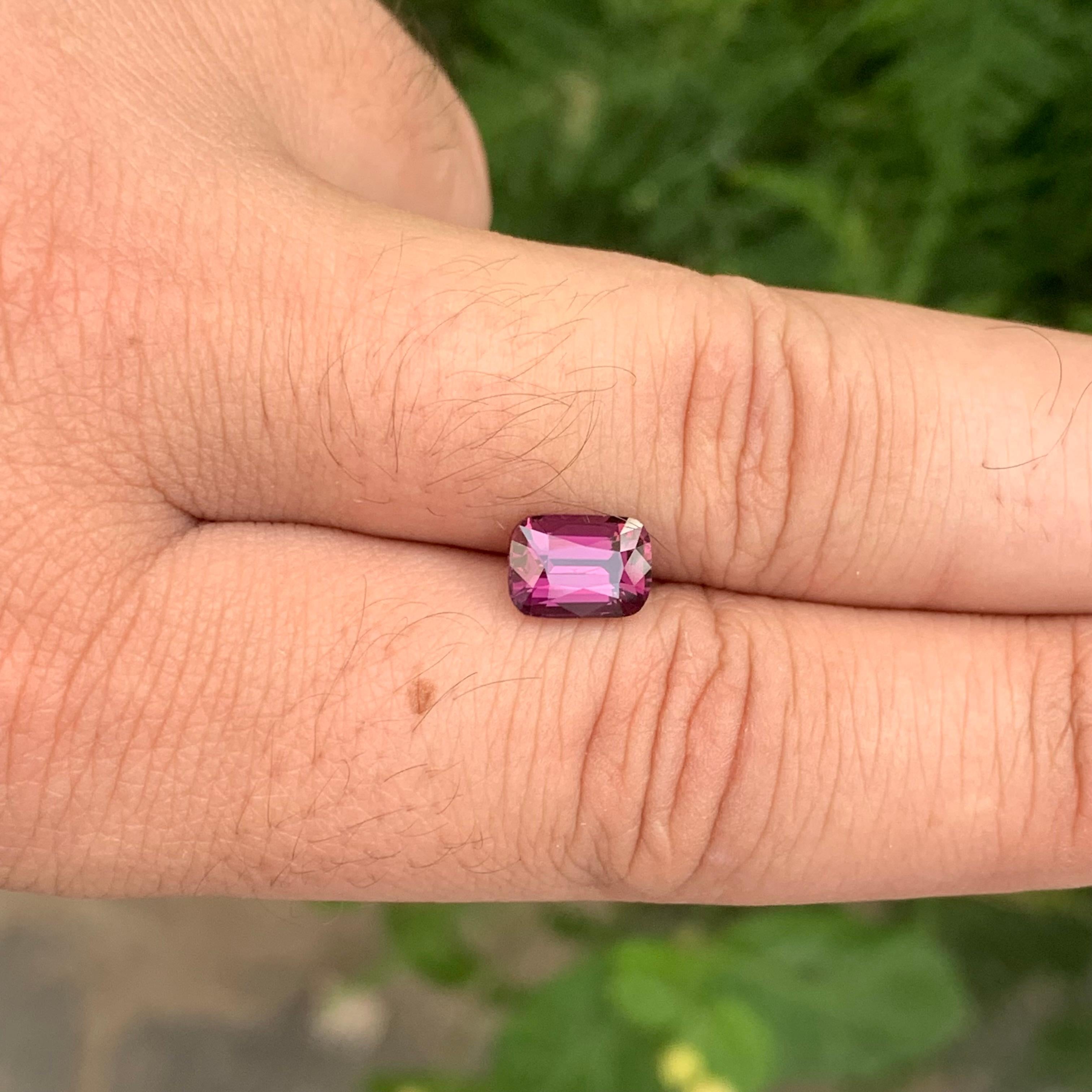 AIGS-zertifizierter 2,30 Karat natürlicher loser Vivid Pink Spinell aus Tansania im Angebot 1