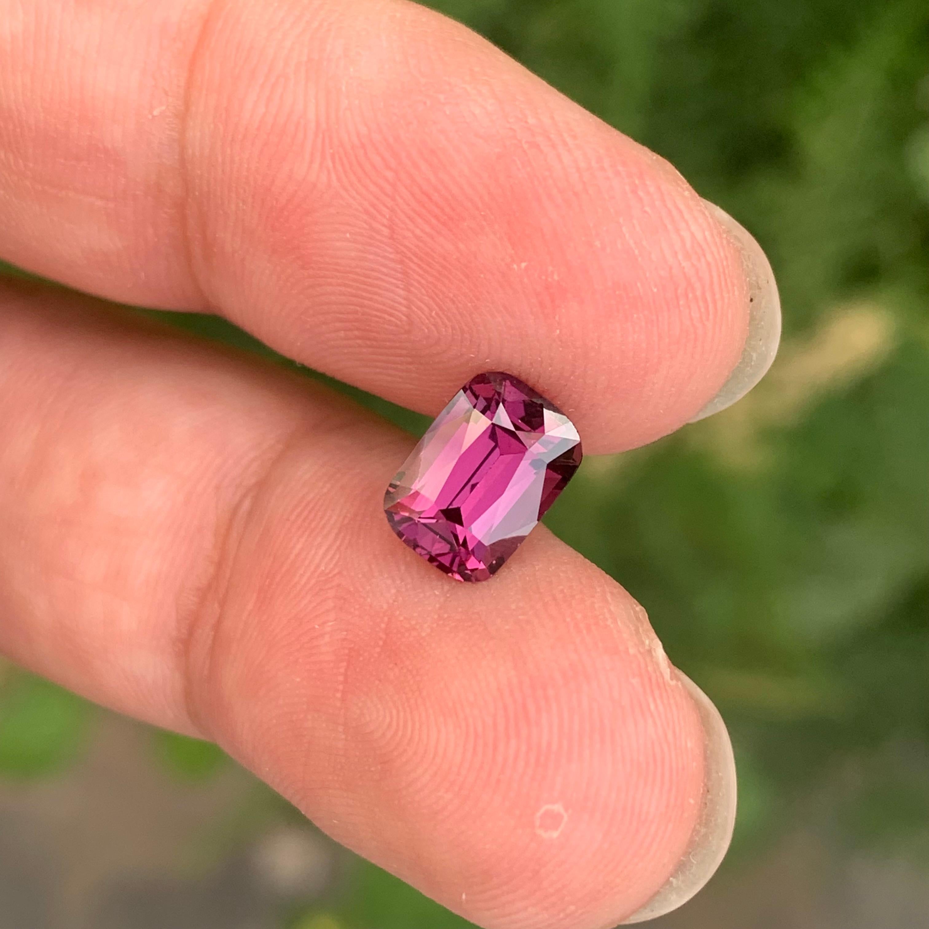 AIGS-zertifizierter 2,30 Karat natürlicher loser Vivid Pink Spinell aus Tansania im Angebot 2