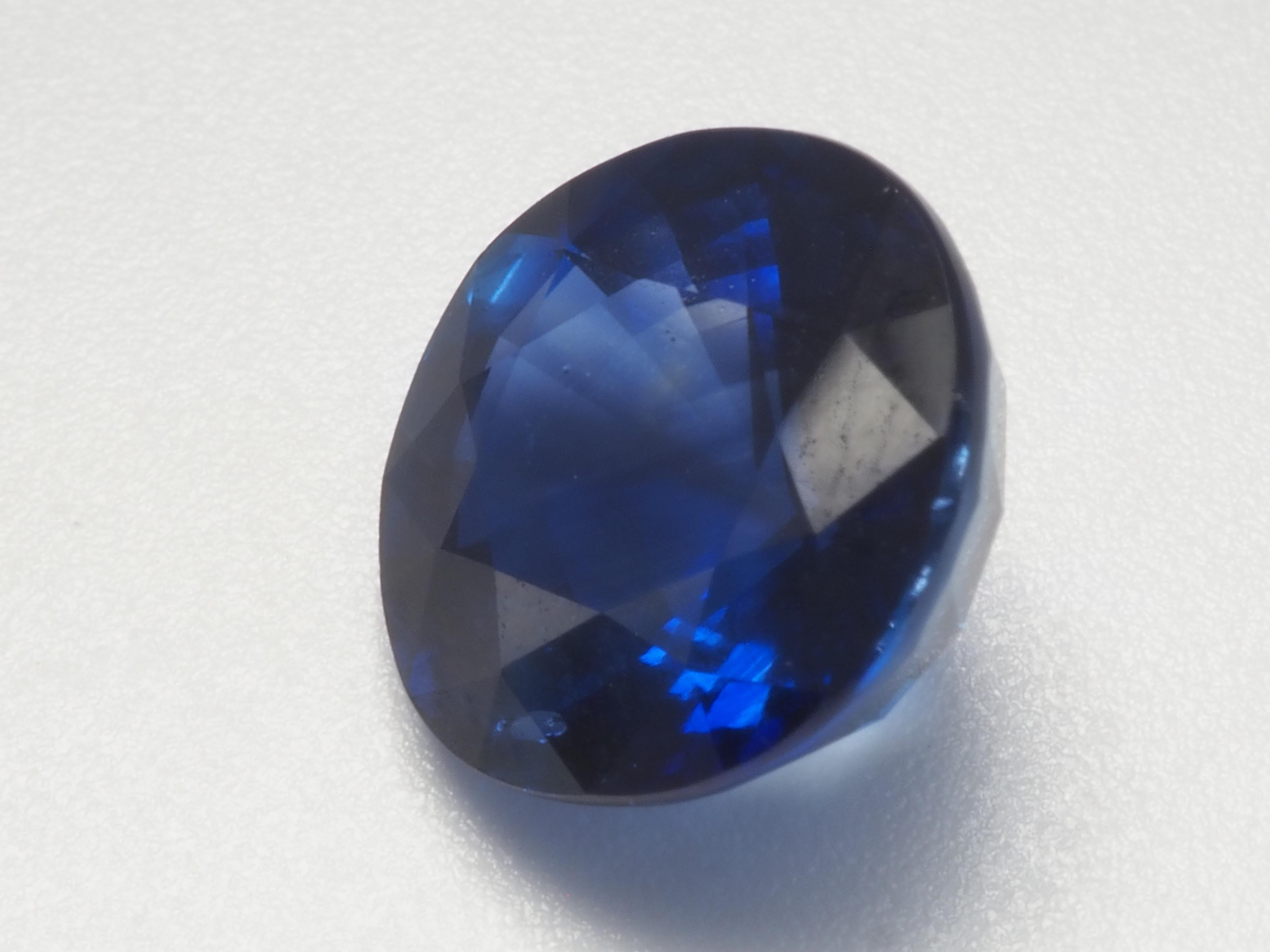 Women's or Men's AIGS Certified 2.64ct Oval Blue Sapphire, 8.26x7.83x4.97 mm For Sale