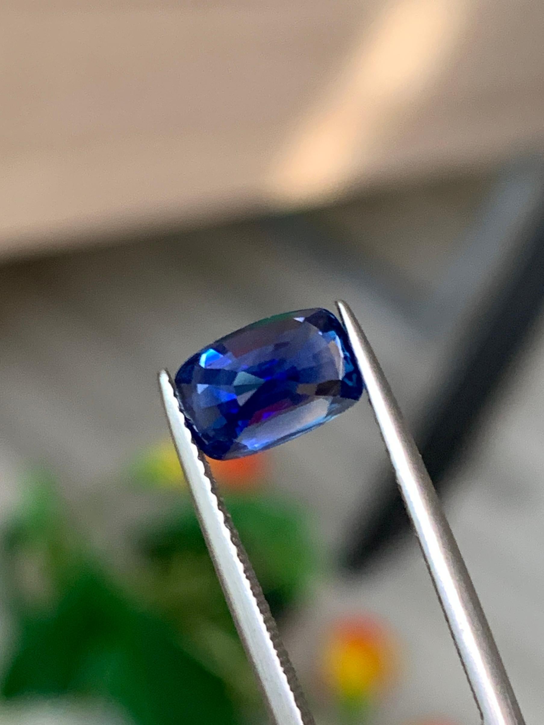 AIGS Certified 3.06 Cts Cornflower Blue Natural Lustrous Sapphire Eye Clean In Excellent Condition For Sale In บางรัก, TH