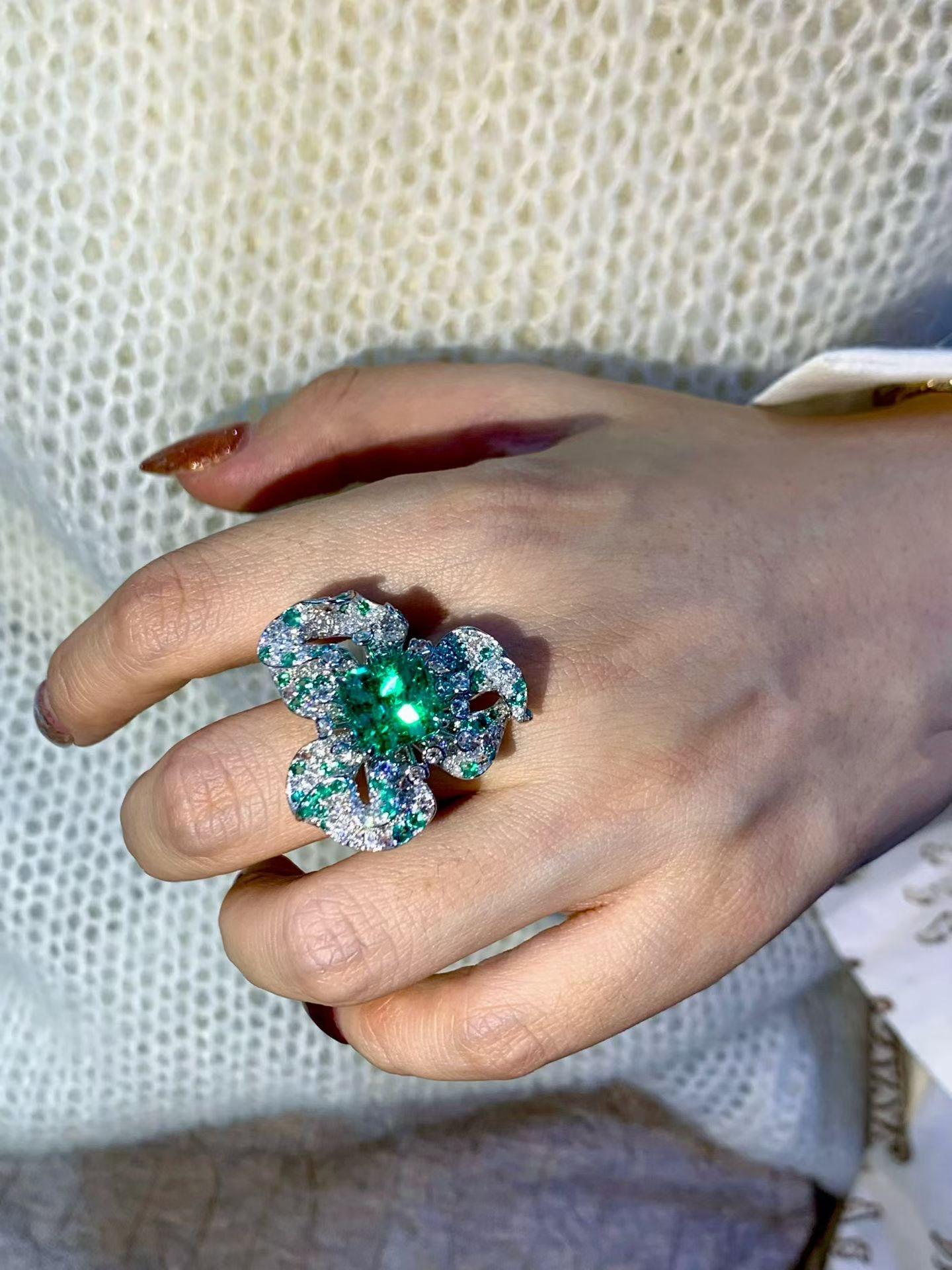 Uno squisito anello con smeraldo colombiano e diamanti dall'adorabile design a fiori, dallo stile elegante e raffinato.
Eleva la tua bellezza senza tempo e aggiungi un tocco di classe e raffinatezza al tuo look.
Magnifico anello in oro 18 carati con