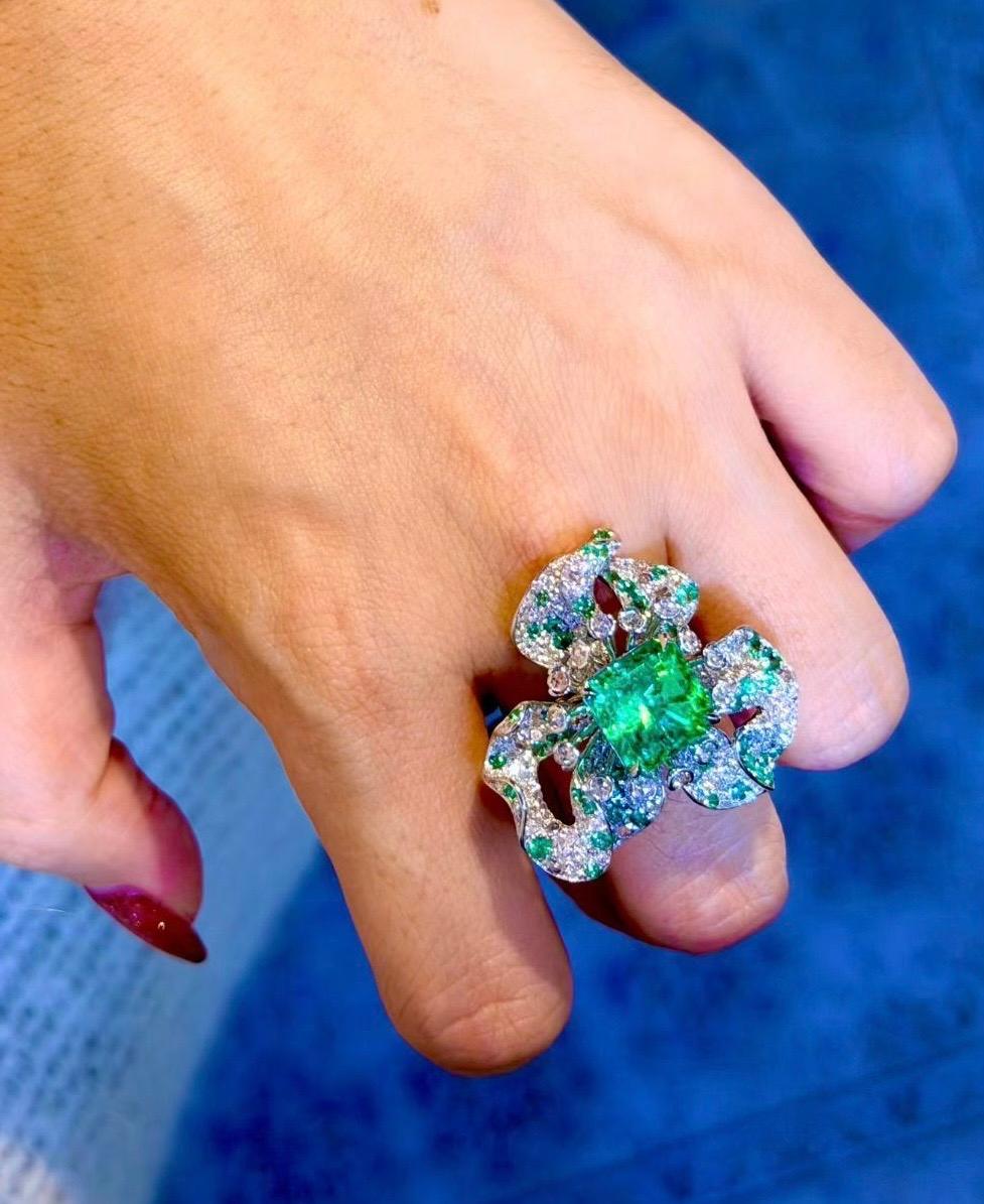 Taglio misto AIGS Certified 4.30 Carats Colombian Emerald Duamonds 18k Gold Ring in vendita