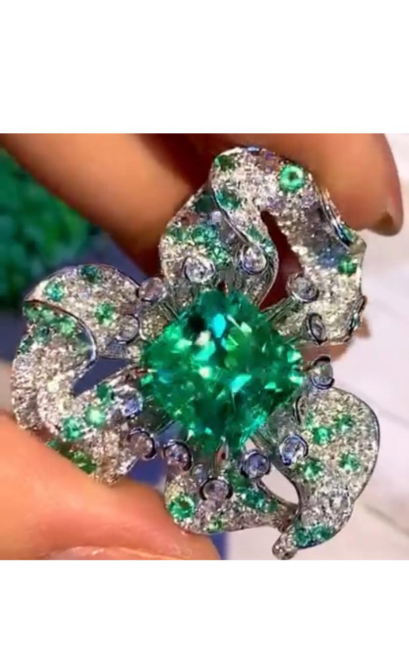 AIGS Certified 4.30 Carats Colombian Emerald Duamonds 18k Gold Ring in vendita 4