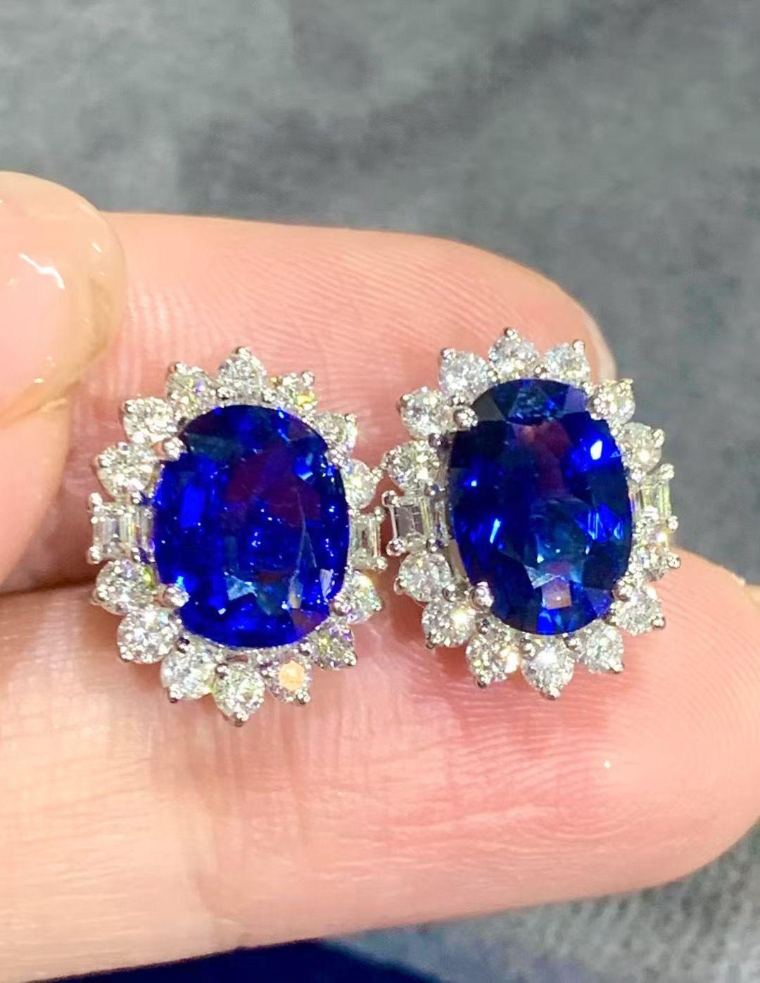 Ein exquisiter Ohrring mit Saphiren und Diamanten in zeitgenössischem Design, so elegant und raffiniert.
Erhöhen Sie Ihre zeitlose Schönheit und verleihen Sie Ihrem Look einen Hauch von Luxus und Raffinesse.
Prächtige Ohrringe in 18k Gold mit 2
