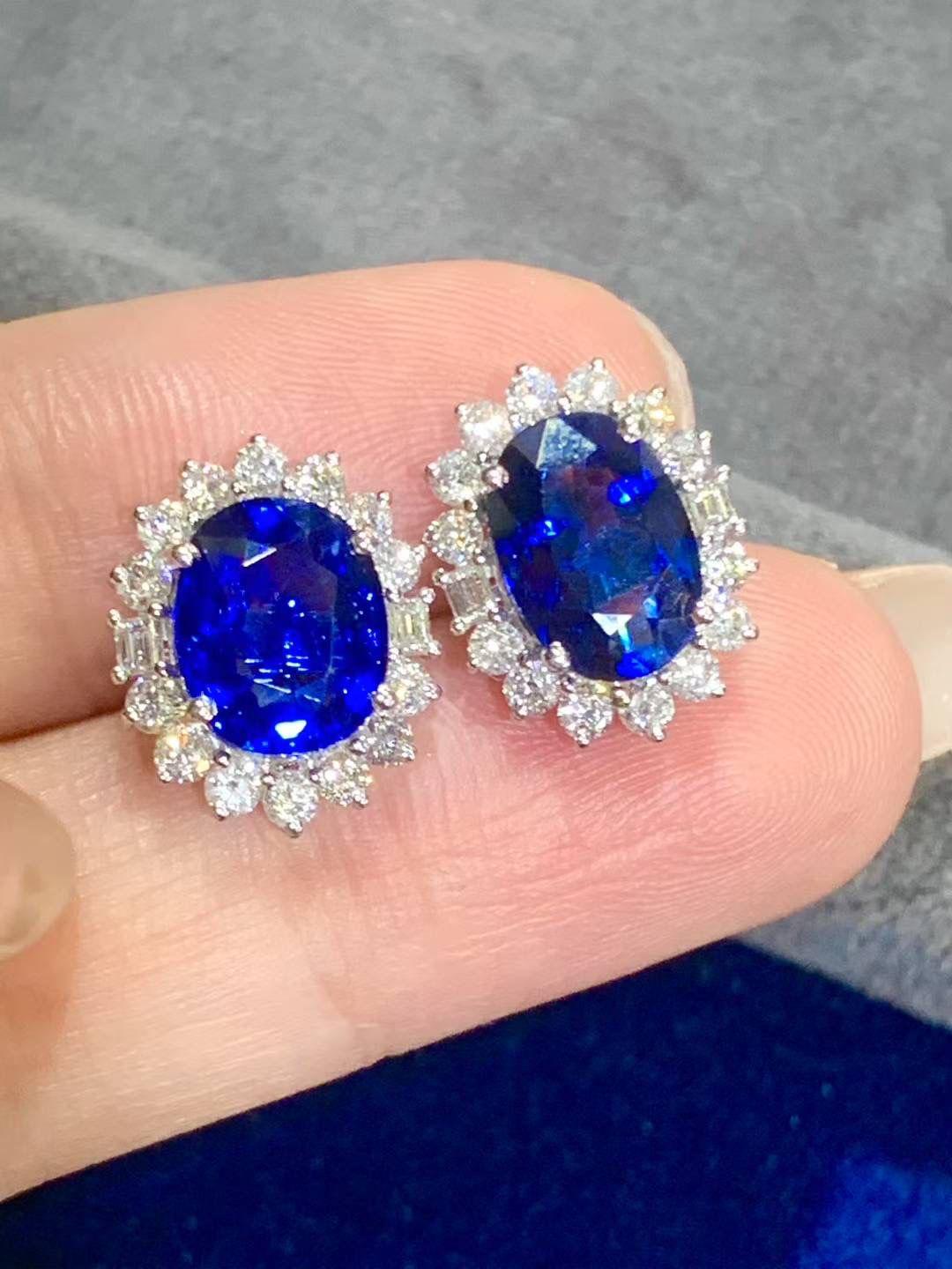 AIGS zertifiziert 6,00 Karat Königsblaue Saphire Diamanten 18K Gold Ohrringe (Ovalschliff) im Angebot