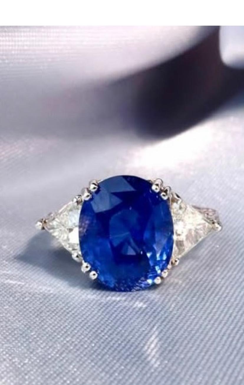 Une bague exquise en saphir et diamants au design contemporain adorable, d'un style si élégant et raffiné, 
Rehaussez votre beauté intemporelle et ajoutez une touche de sophistication et de charme à votre look.
Magnifique bague en or 18k avec un