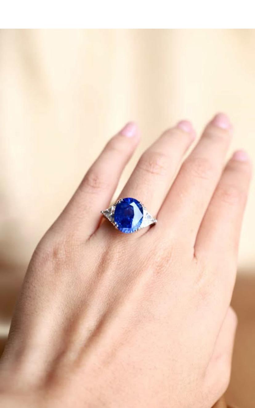 Taille ovale AIGS Certified 9.50 Carats Ceylon Sapphire 1.40 Ct Diamonds 18K Gold Ring en vente