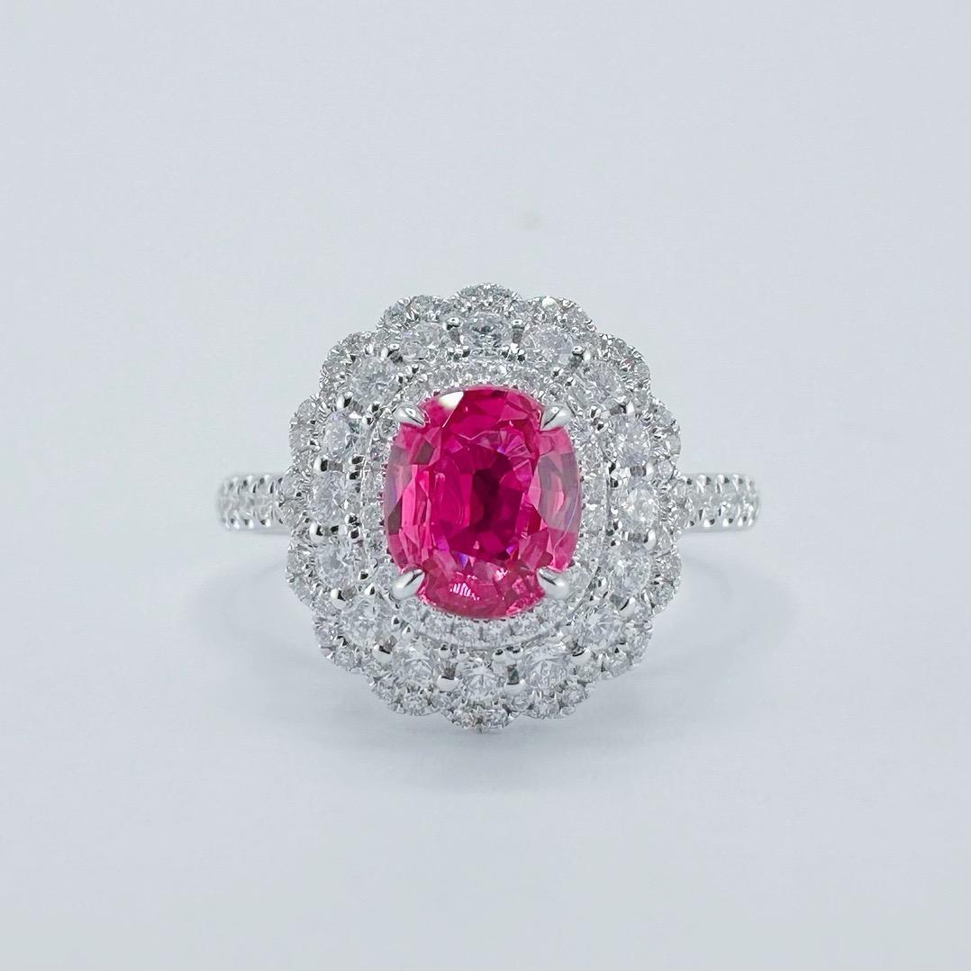 AIGS Certified Unheated Pigeon Blood Ruby Bague en or blanc 18K avec diamant

Rubis sang de pigeon : 1,15ct
Diamants : 0.632ct
Poids total : 3,98 grammes

Cette bague en or blanc 18 carats est centrée sur 