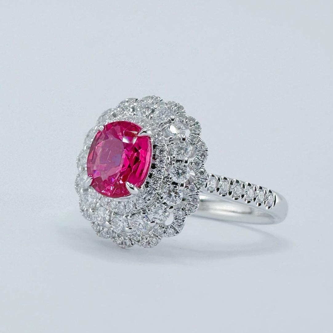 Taille ovale AIGS Certified Unheated Pigeon Blood Ruby Bague en or blanc 18K avec diamant en vente