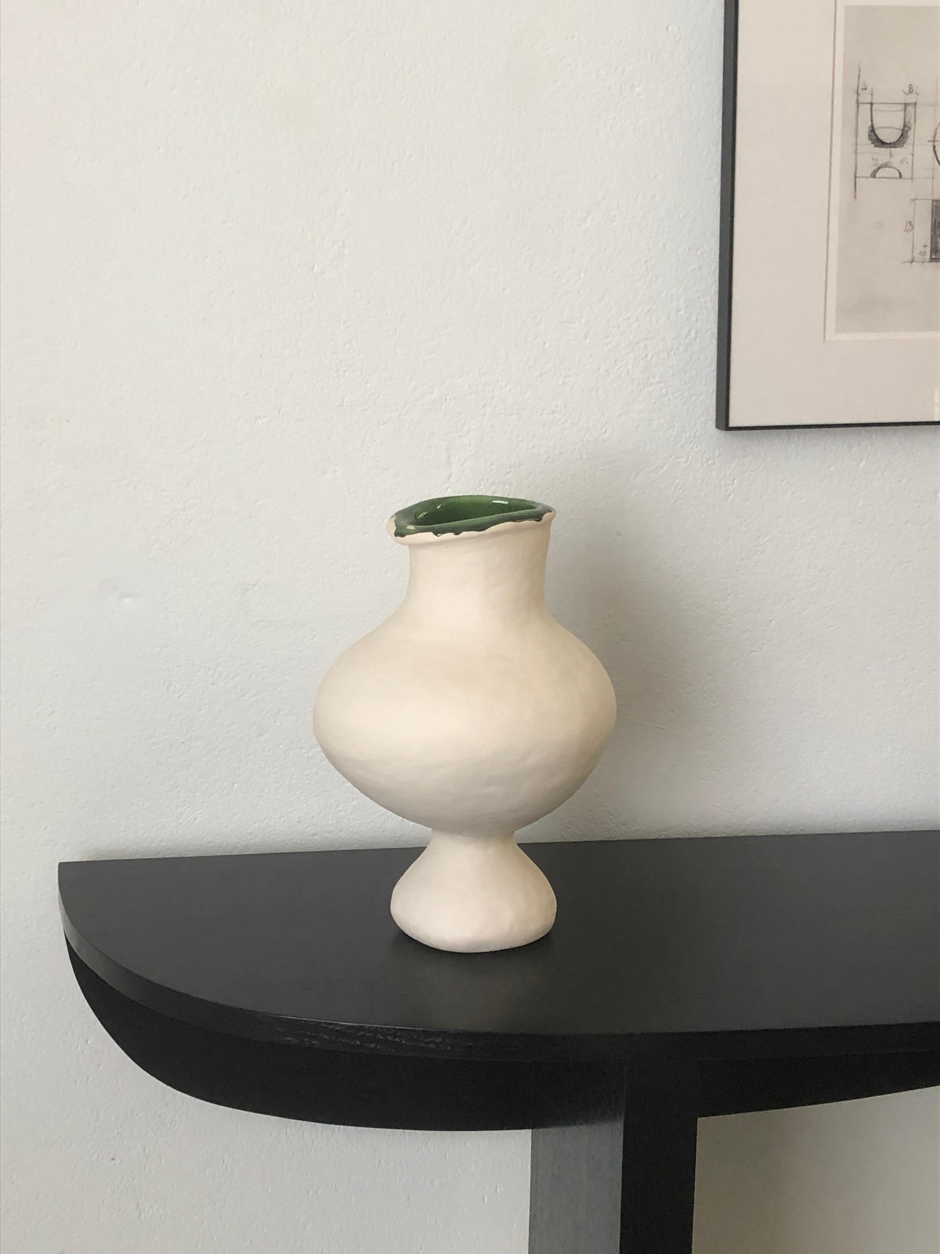 Ein skurriler Keramikkrug nach einem Picasso-Gemälde. Aus weißem Steingut mit grün glasierter Innenseite.