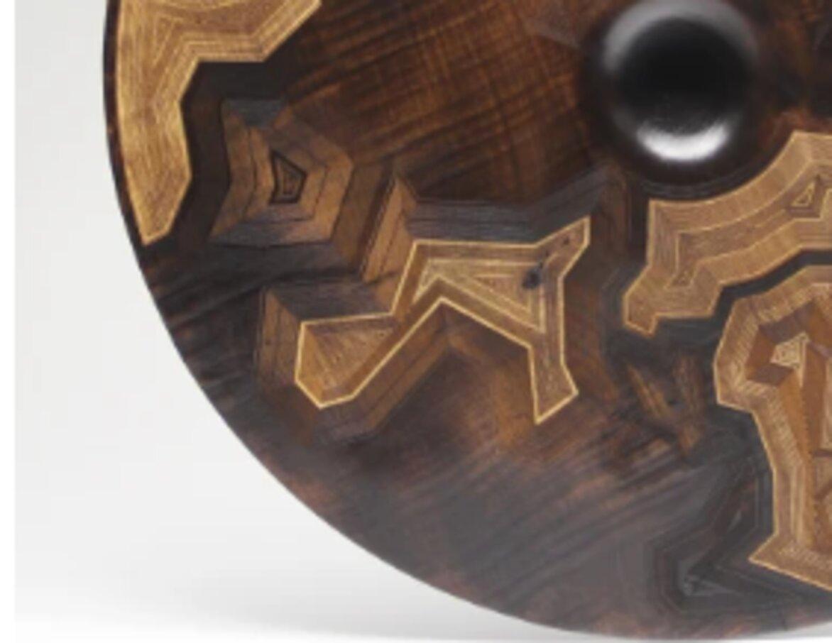 Blanc es un tornero suizo que procede de una familia de artesanos. Utiliza madera verde y autóctona inspirada en el mundo natural, además de centrarse en cuestiones medioambientales contemporáneas, a menudo fusionando otros materiales como el