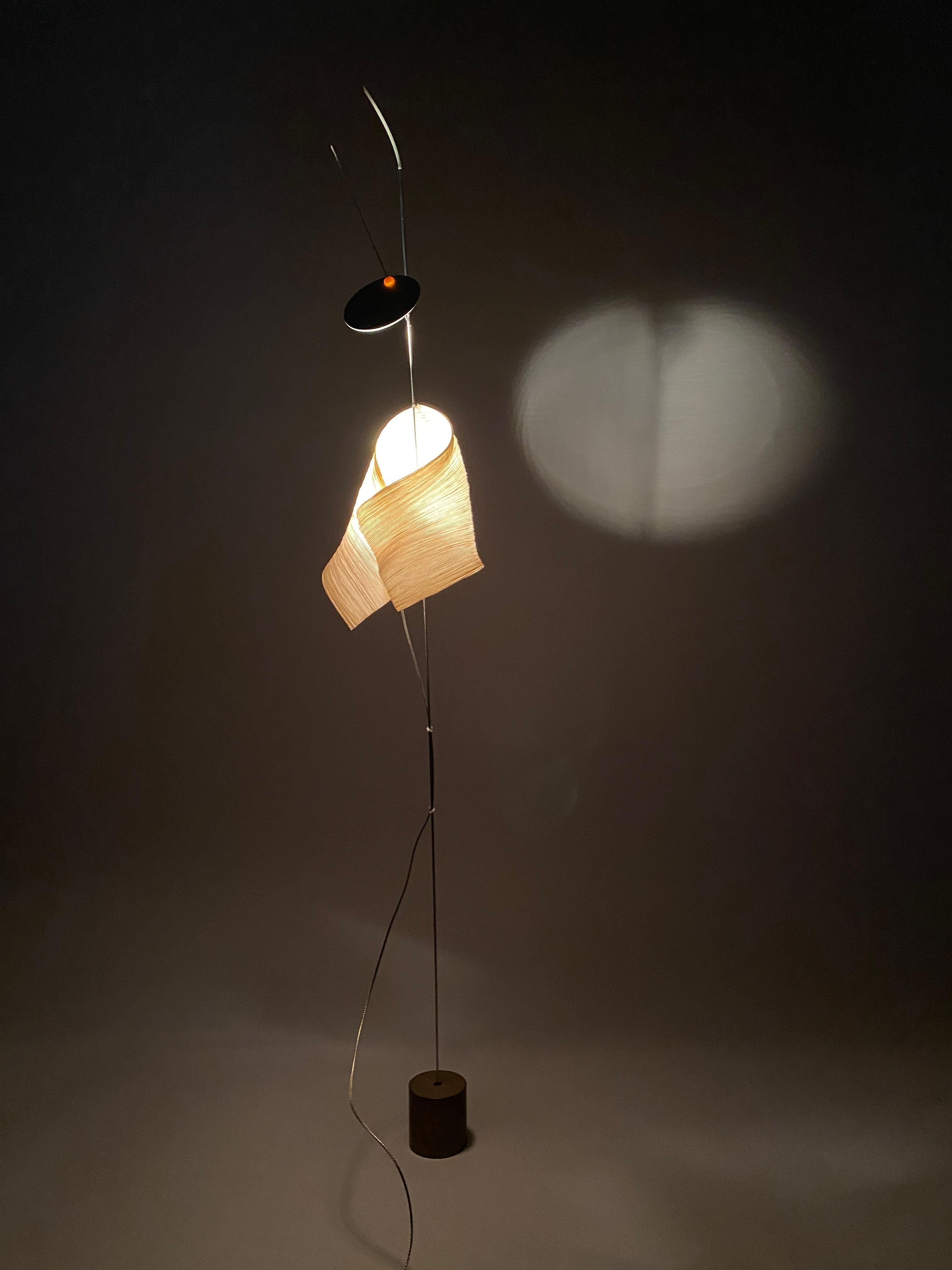 Beleuchten Sie Ihren Raum mit unverwechselbarem Stil: Die Aikaduli-Tischleuchte von 1998

Die Aikaduli Tischleuchte ist ein leuchtendes Meisterwerk, das 1998 den kreativen Köpfen von Ingo Maurer und Dagmar Mombach entsprungen ist. Diese Lampe ist