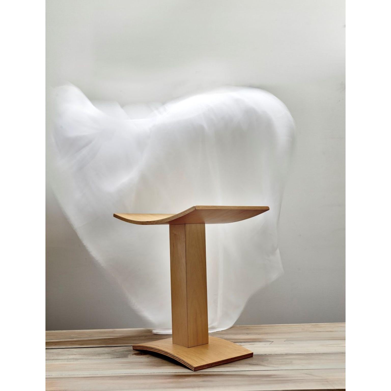 Aile hocker von Jean-Baptiste Van den Heede
Signiert und nummeriert
Abmessungen: L 29 x B 47 x H 45 cm
MATERIALIEN: Ahornsperrholz 

 

Der Hocker AILE ist ein einzigartiges Design, das von den afrikanischen Thronen ASHANTI inspiriert ist.