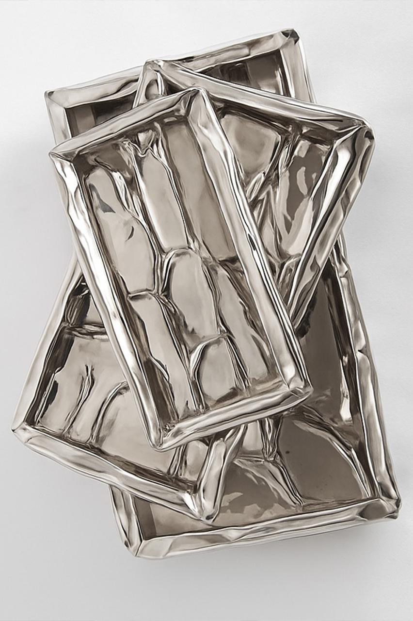 The waves on a choppy lake, rough by the wind, inspire the design of alpaca boxes and picture frames of this family, whose name comes from the tribe that dwelled in the North Argentina, Bolivia, Peru and Chile.

Materials: alpaca metal & wood.
Our