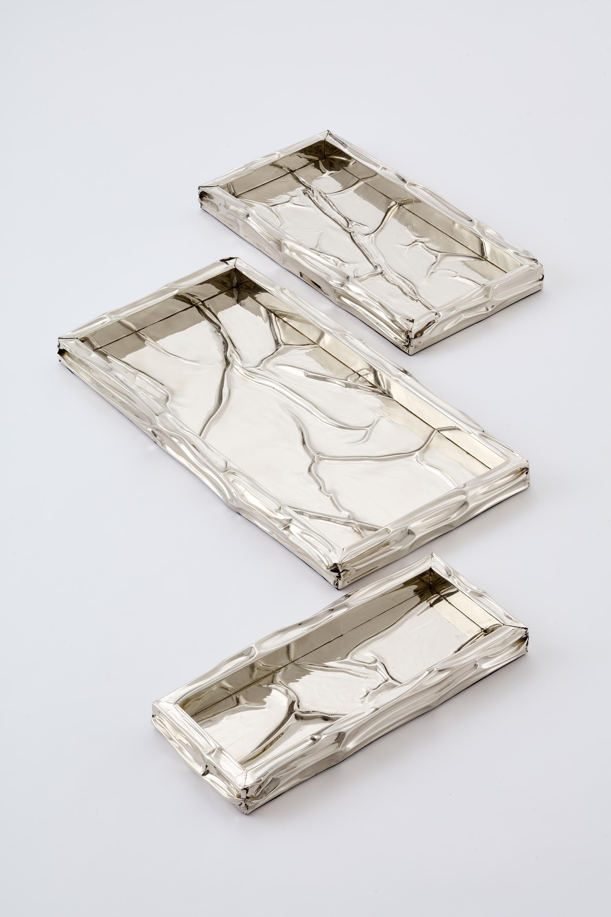 The waves on a choppy lake, rough by the wind, inspire the design of alpaca boxes and picture frames of this family, whose name comes from the tribe that dwelled in the North Argentina, Bolivia, Peru and Chile.

Materials: alpaca metal & wood.
Our
