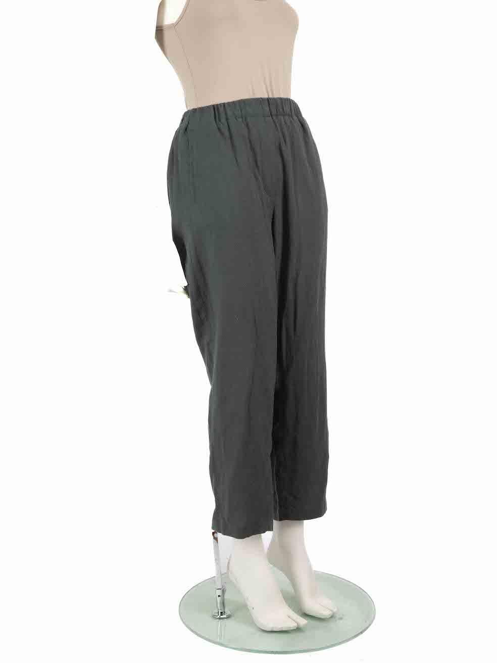 L'ÉTAT est très bon. Pratiquement aucune usure visible du pantalon n'est visible sur cet article de revente de designer Aimé d'occasion.
 
 Détails
 Gris
 Laine
 Pantalon
 Coupe fuselée
 Hauteur de l'immeuble
 Ceinture élastiquée
 2 poches