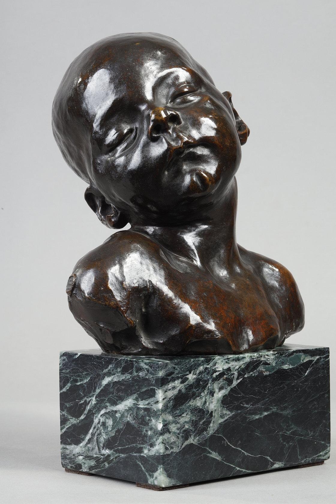 Busto di un bambino che dorme
di Jules DALOU (1838-1902)

Una scultura in bronzo con una sfumata patina marrone scuro
Signé sulla spalla destra 