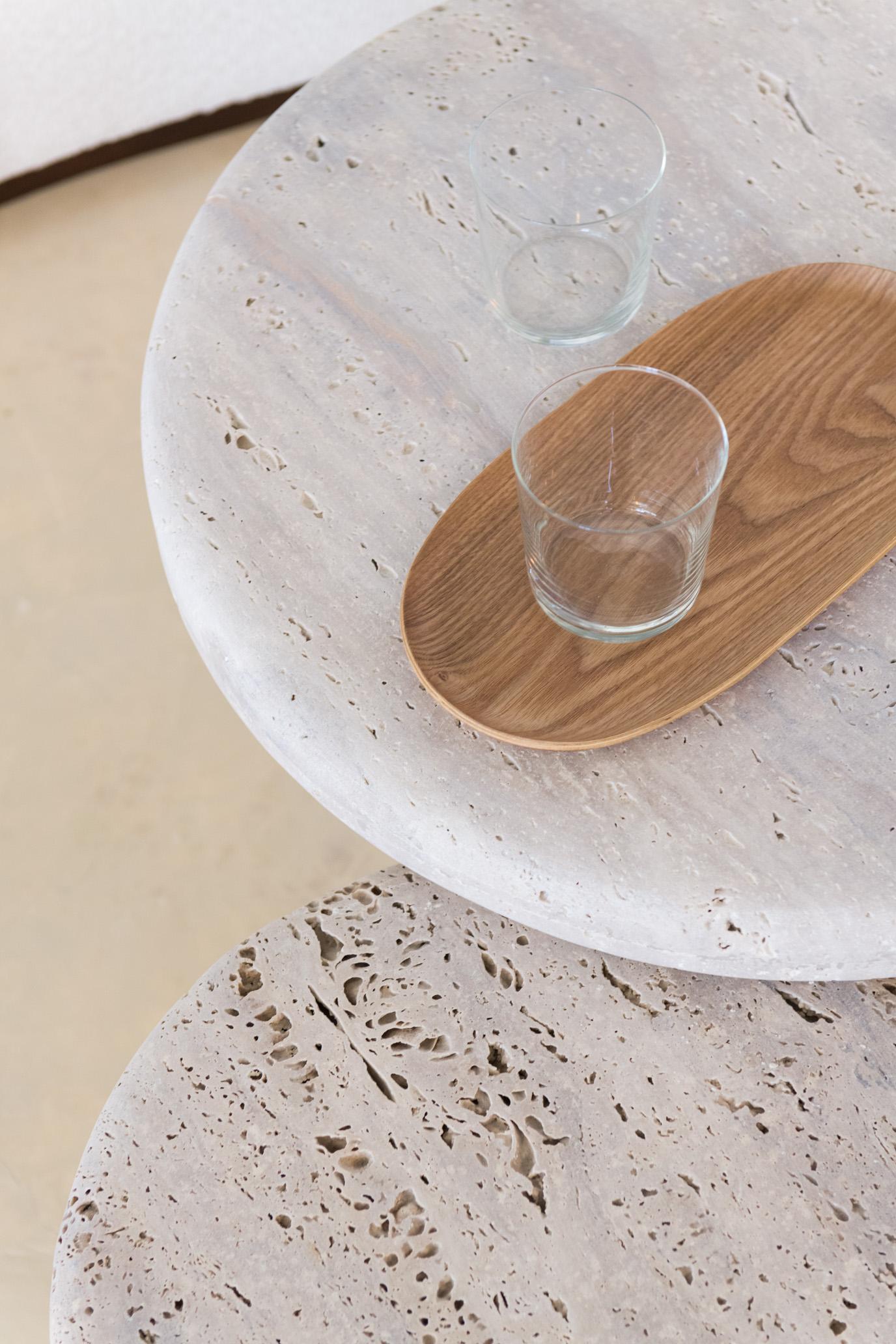 Italiano Tavolino decorativo con piano rotondo in travertino beige 100 di Beije Avenue in vendita