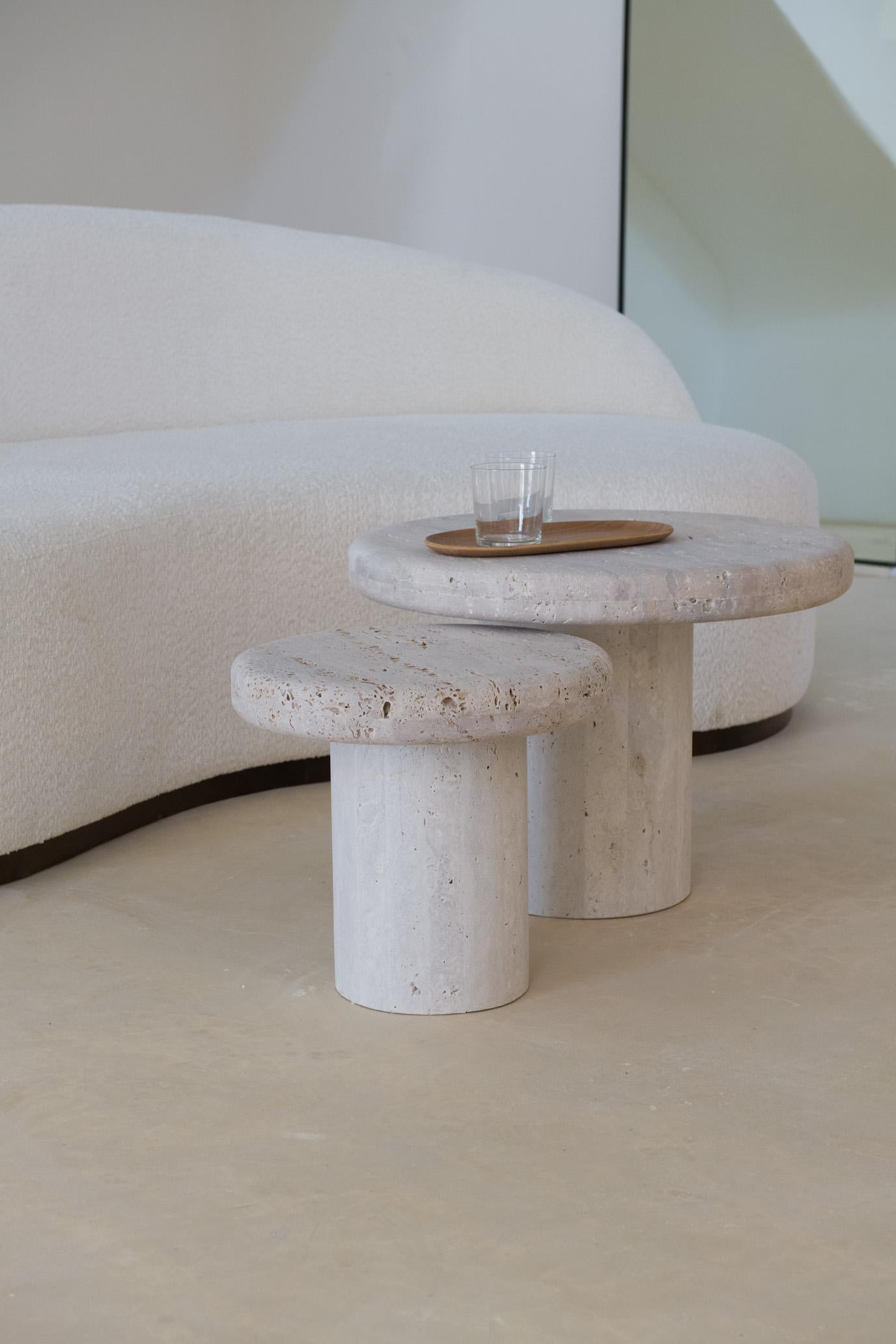 Tavolino decorativo con piano rotondo in travertino beige 100 di Beije Avenue in vendita 1