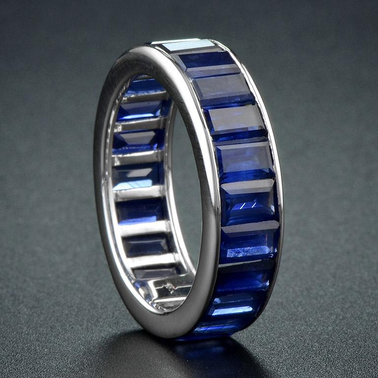 Seamless Baguette Sapphire Eternity Ring in 18K White Gold In New Condition For Sale In Bangkok, TH
