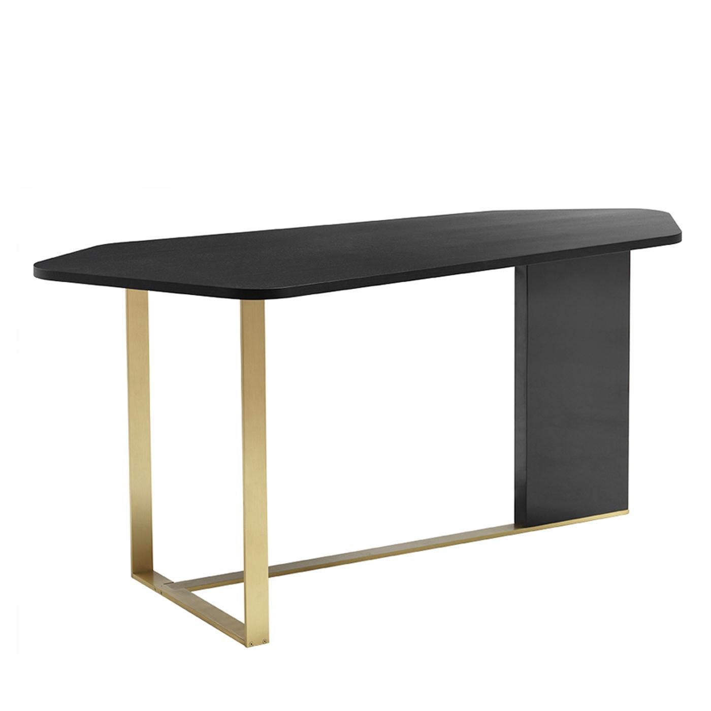 Klare Linien und eine einzigartige Form charakterisieren den Aimo-Schreibtisch. Mit einem Gestell aus satiniertem Messing, einem Unterteil aus rauchglanzlackiertem Sperrholz und einer Platte aus 4 cm Sperrholz mit offenporigem, mattschwarz