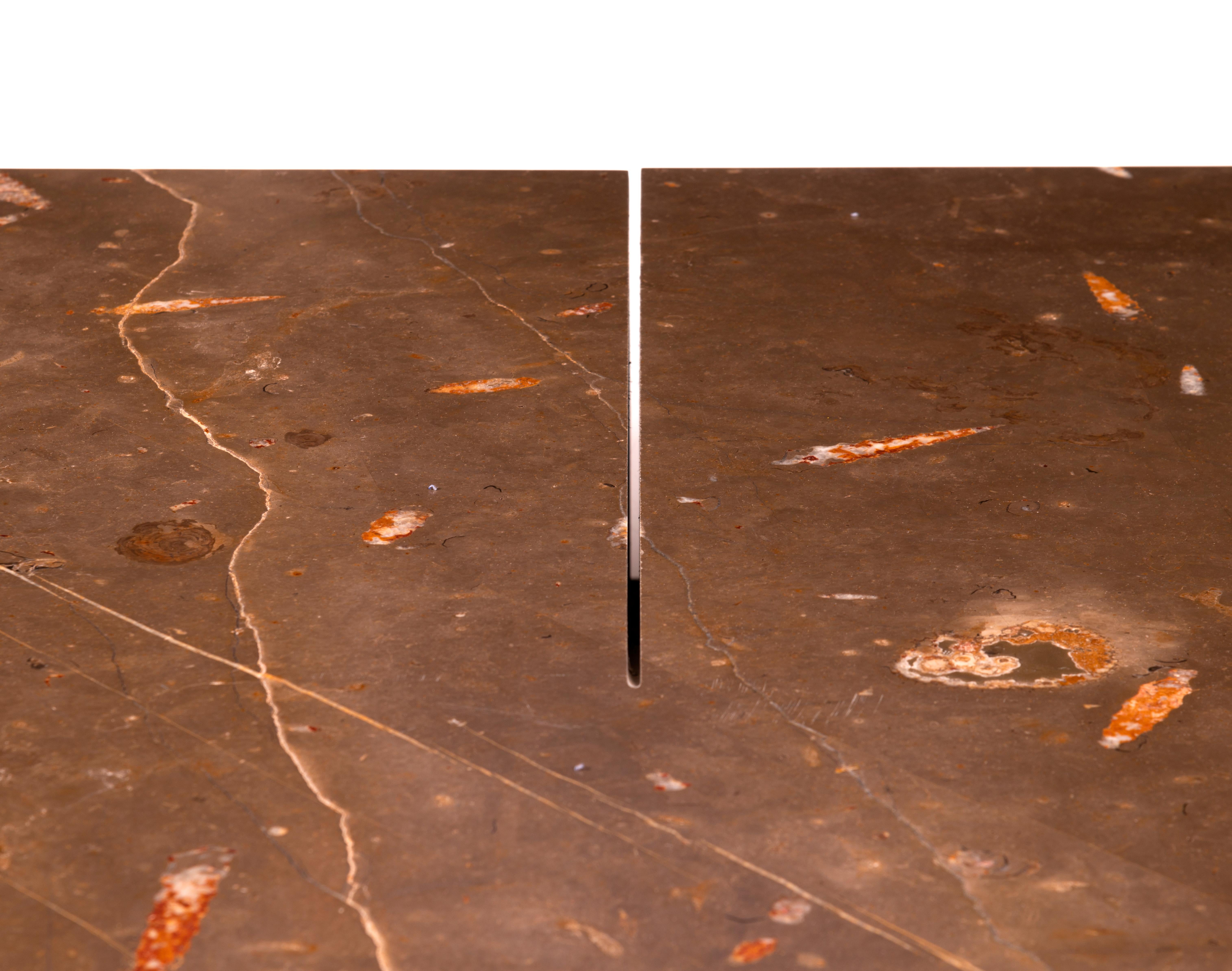 Zaniah-Tisch aus Juramarmorplatten mit Nerineas-Fossilien, mit Lederbezug für die Platte und roh für die Seiten. Er wurde mit einer inneren Struktur verstärkt und hat auch Räder, um ihn leicht zu bewegen. Entworfen von Claudio Silvestrin und