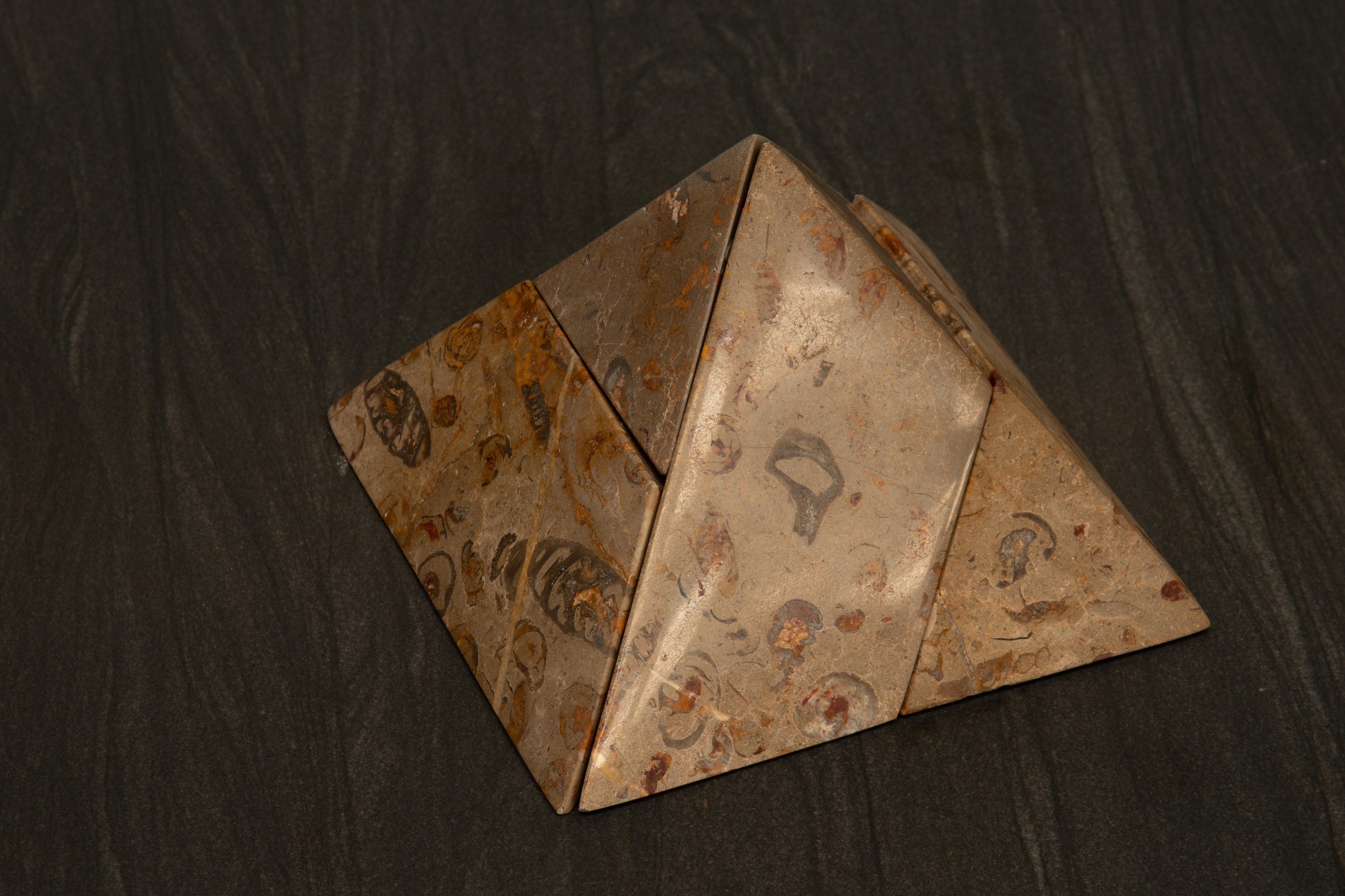 Marbre Sculpture de gibier pyramidal à Keops en marbre fossile jurassique d' Aina, collection Living   en vente