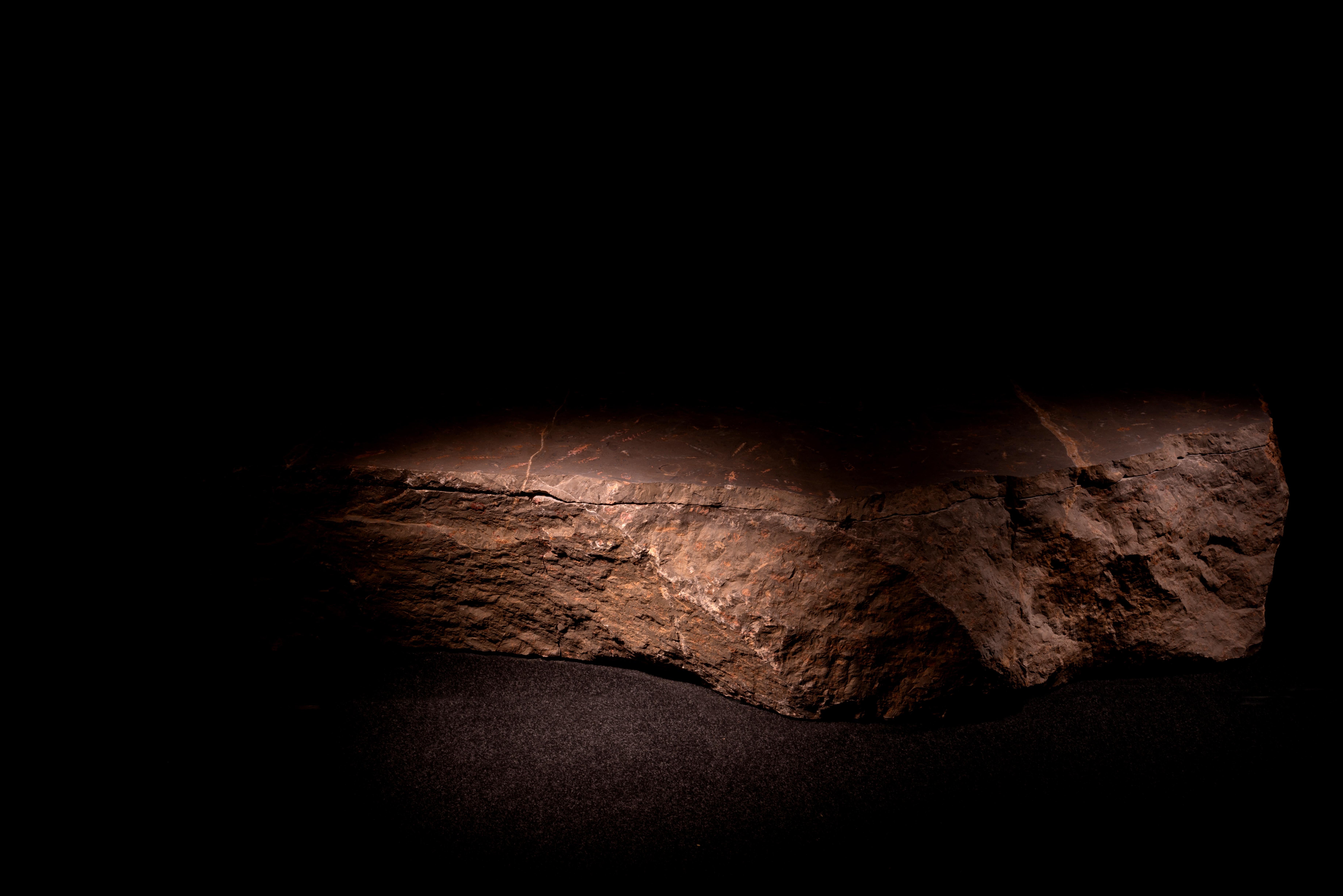 Einzigartiger Teehaustisch aus einem massiven Stück Juramarmor mit Nerineas-Fossilien als Relief, mit einer Kombination aus natürlicher Oberfläche für den Rand und matter Oberfläche für die Platte. Von der Natur entworfen und von NERINEA in unserer