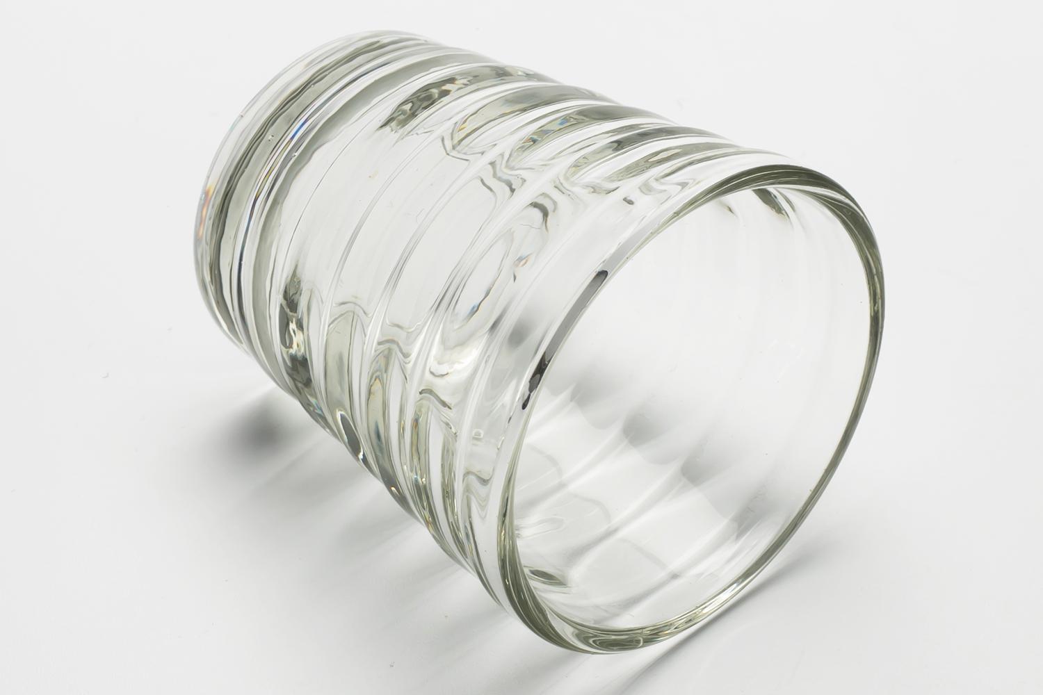 The “BÖLGEBLICK” won second prize in the pressed glass category of the 1932 KARHULA-IITTALA glass competition.
It was then launched as the “AALTO” series in 1934 and went into production.
In Finnish, “AALTO” means “wave, undulation, or ripple,” and