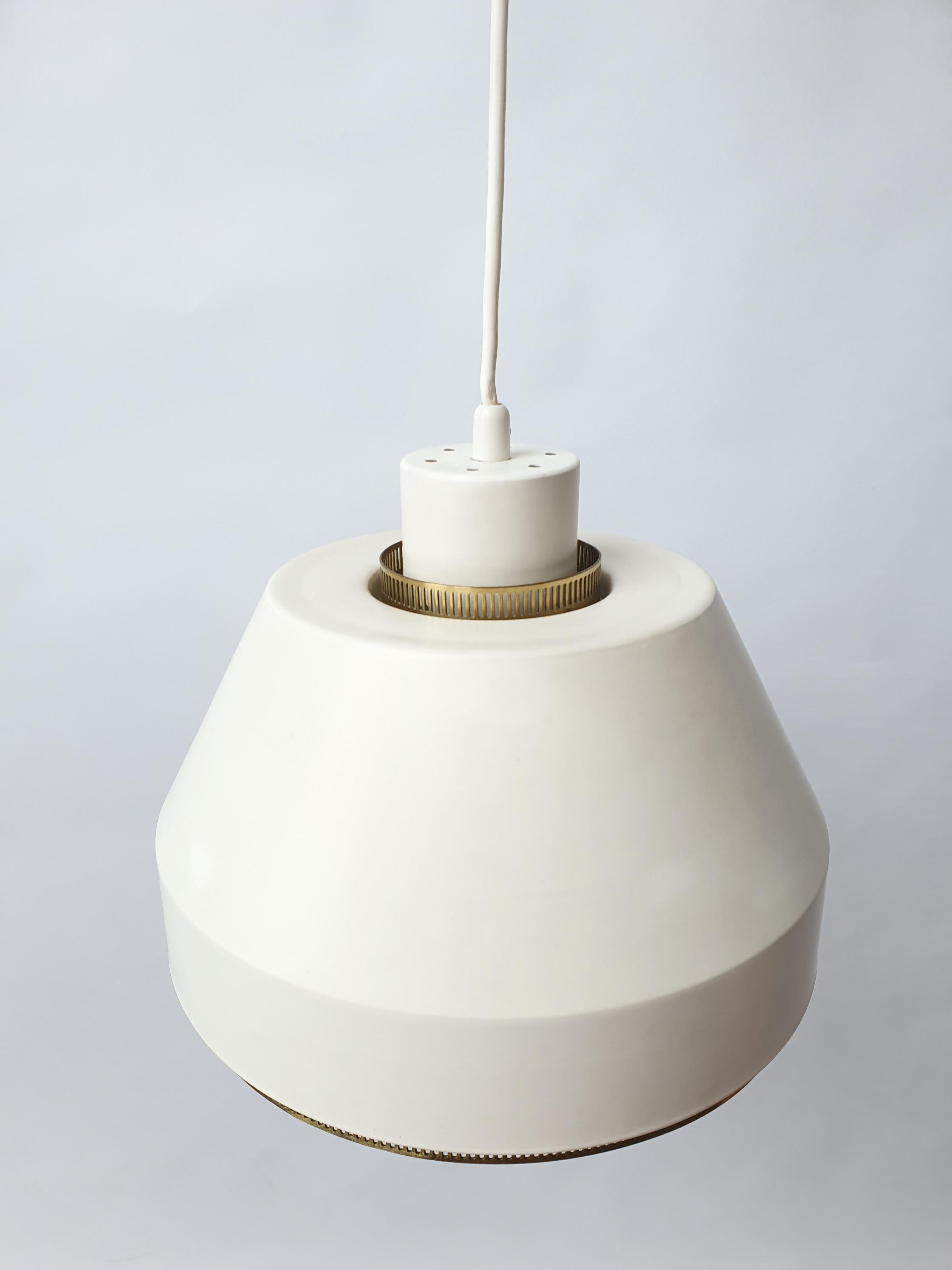 Lampada a sospensione AMA 500, design di Aino Aalto, prodotto da Valaistustyö Ky. Whiting con dettagli in ottone. Timbro di Valaistustyö sulla lampada. La lampada è in ottime condizioni d'uso. 