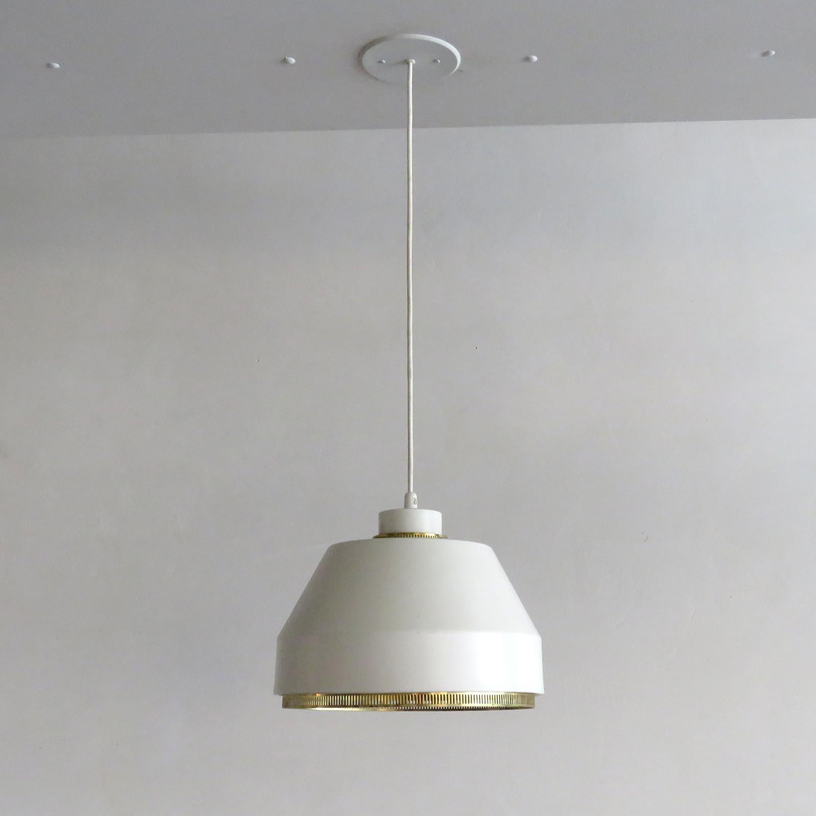 Wonderful pendant light, model AMA 500 by Aino Aalto, in white enameled metal with lattice brass accents, early example by original manufacture Valaistustyö Ky, Finland, 1941, marked, overall drop of 41